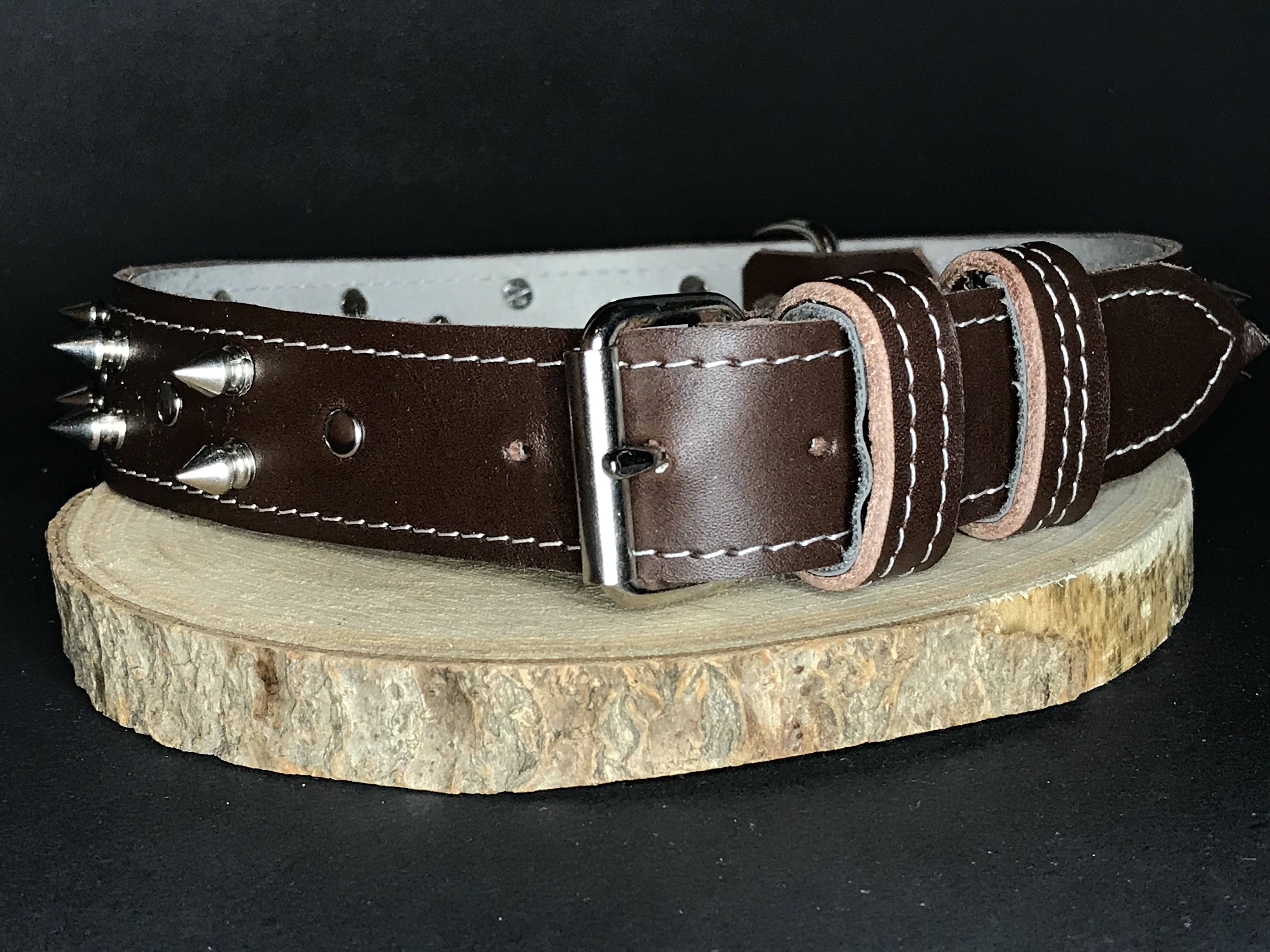 Palkar obojok z kože hladenice pre psov zdobený hrotmi 70 cm x 30 mm hnedý