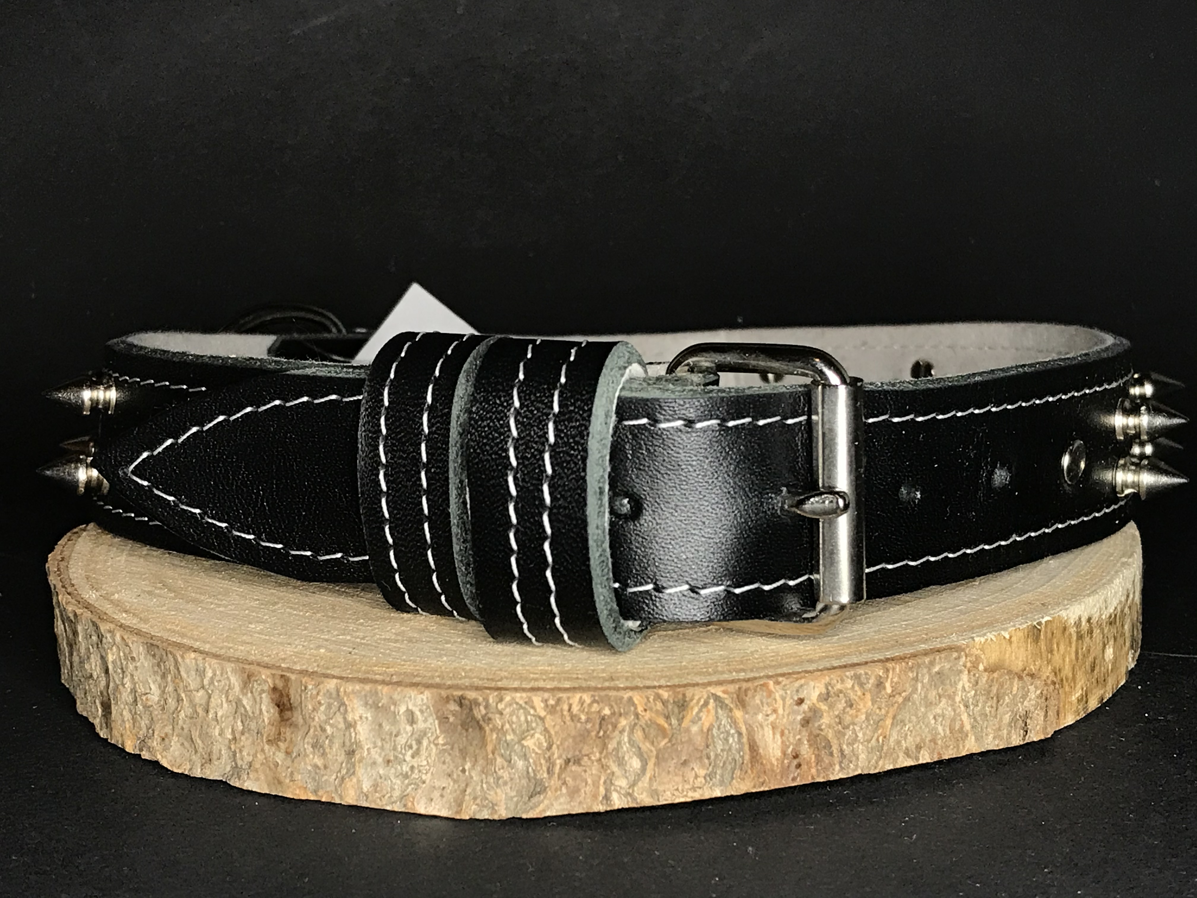 Palkar obojok z kože hladenice pre psov zdobený hrotmi 70 cm x 30 mm čierny