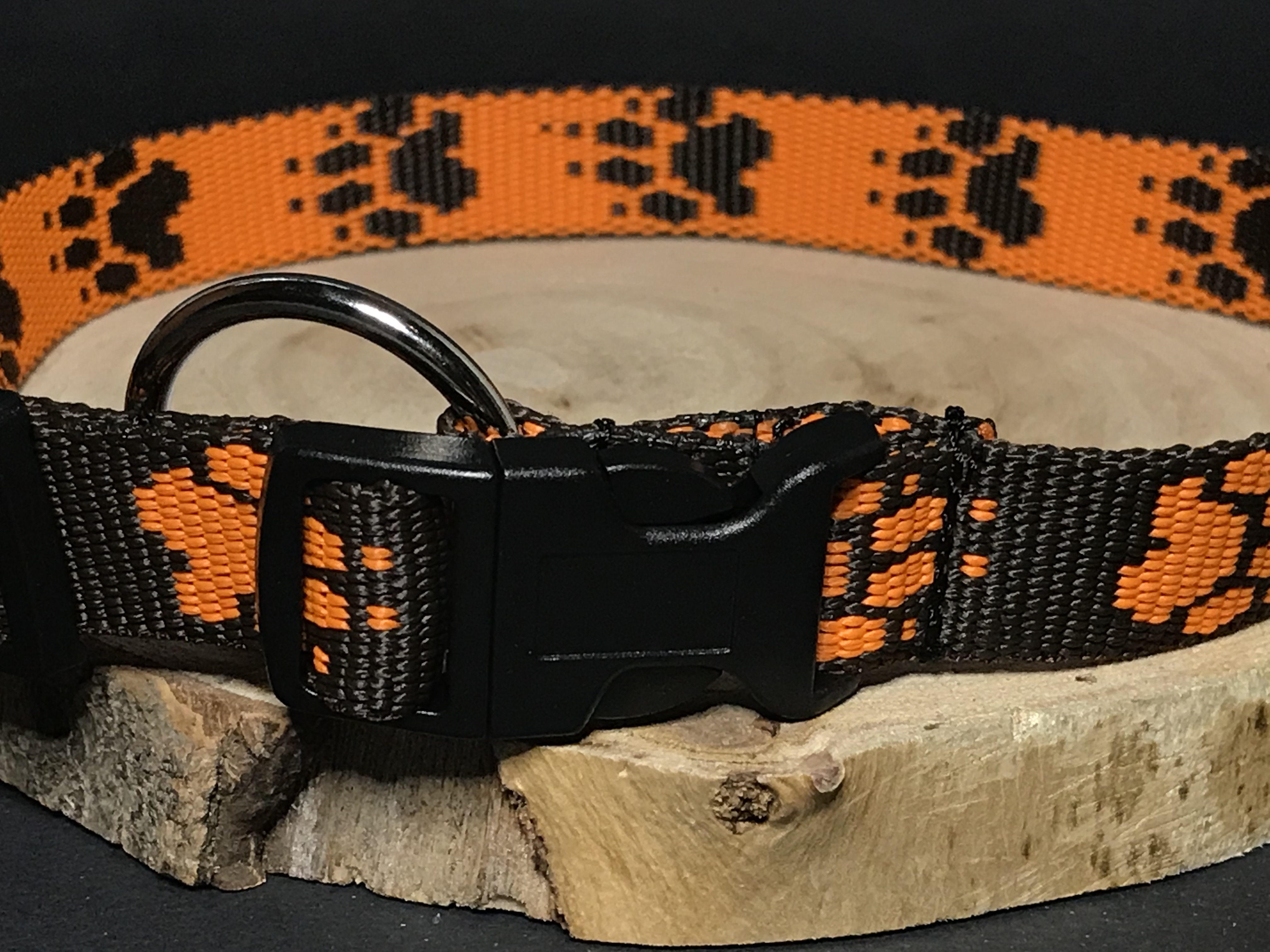 Palkar obojok z popruhu pre psov 50 cm x 20 mm hnedo-oranžová s labkami