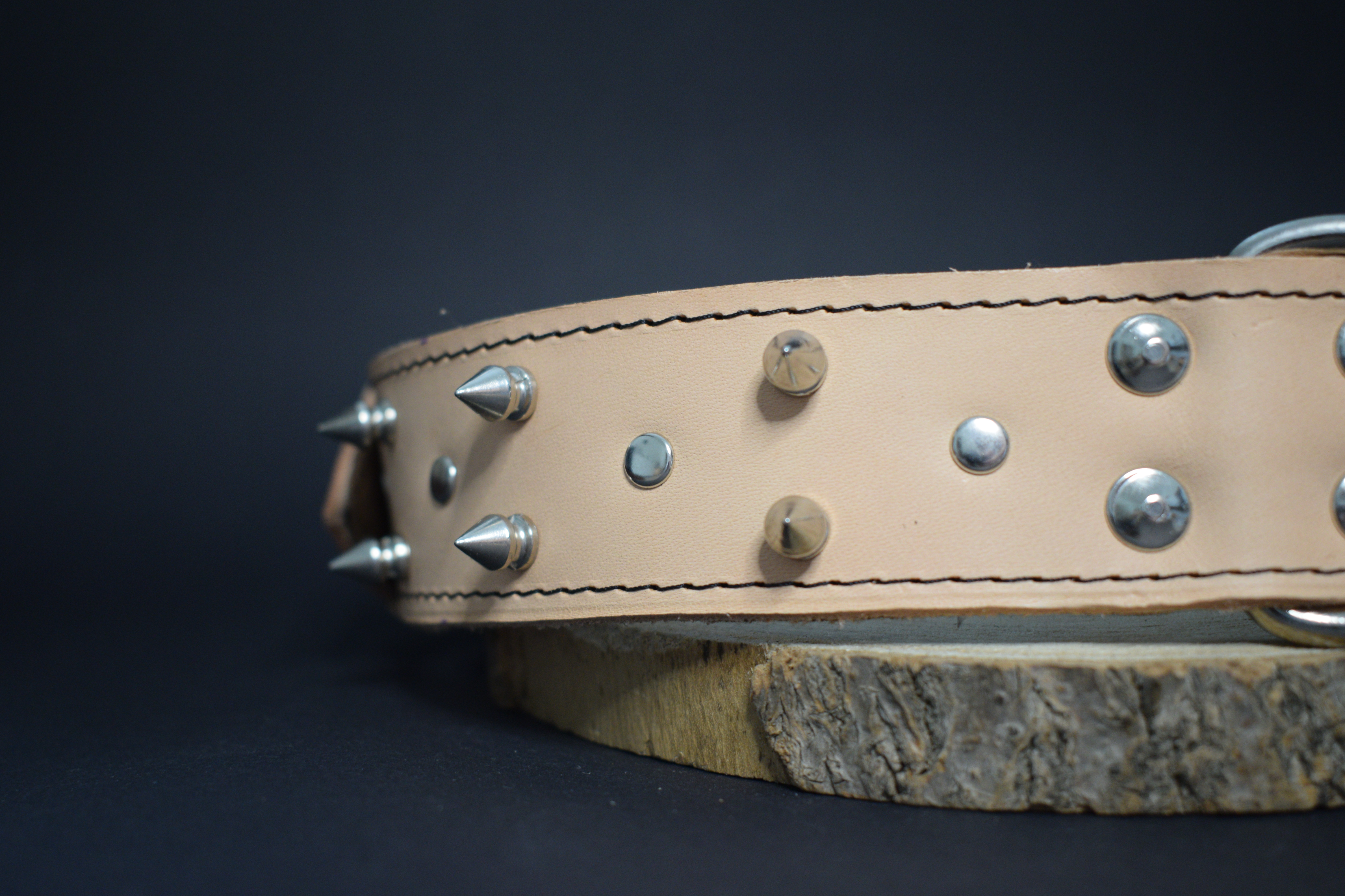 Palkar obojok z kože hladenice pre psov zdobený hrotmi 75 cm x 40 mm prírodný