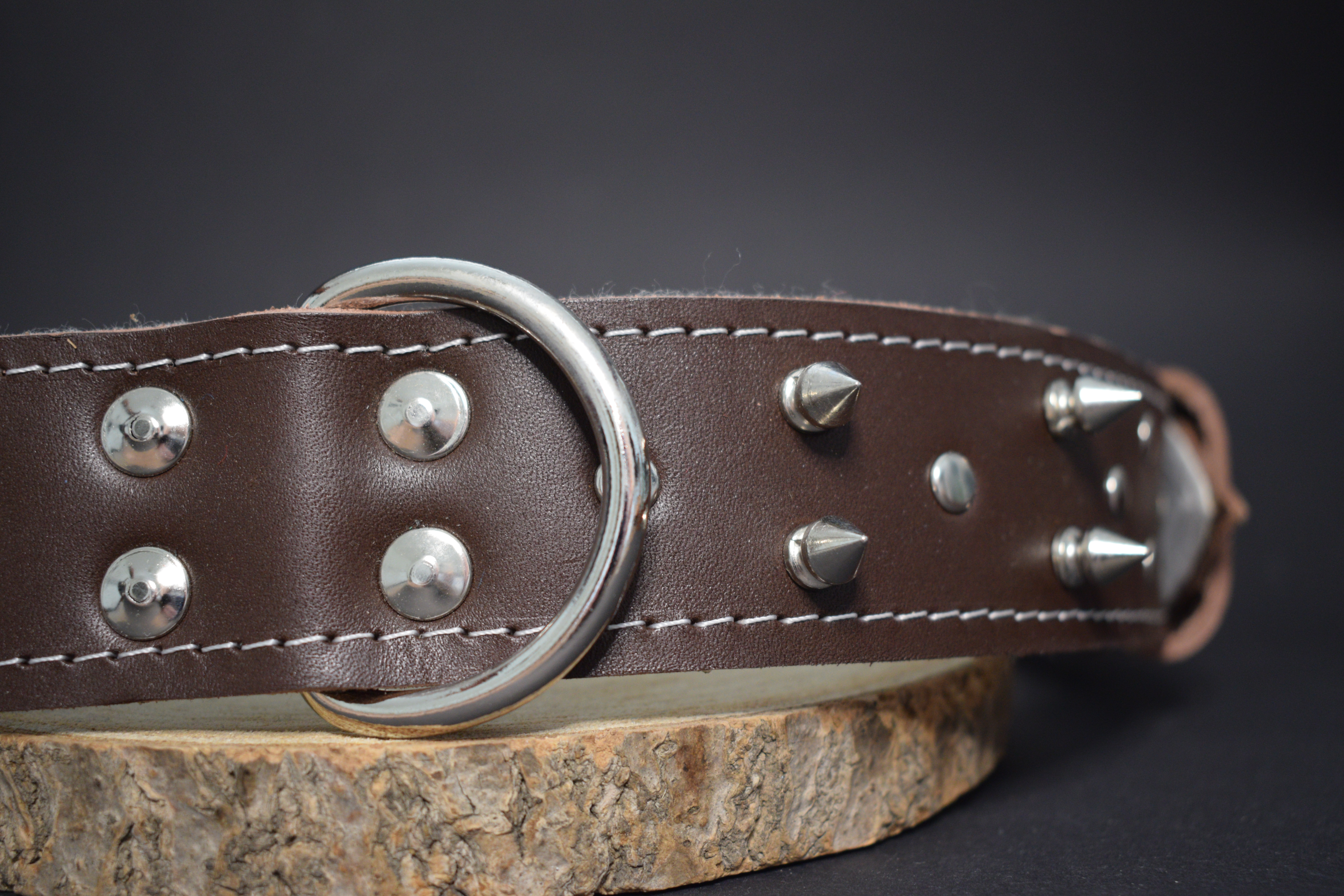 Palkar obojok z kože hladenice pre psov zdobený hrotmi 75 cm x 40 mm hnedý