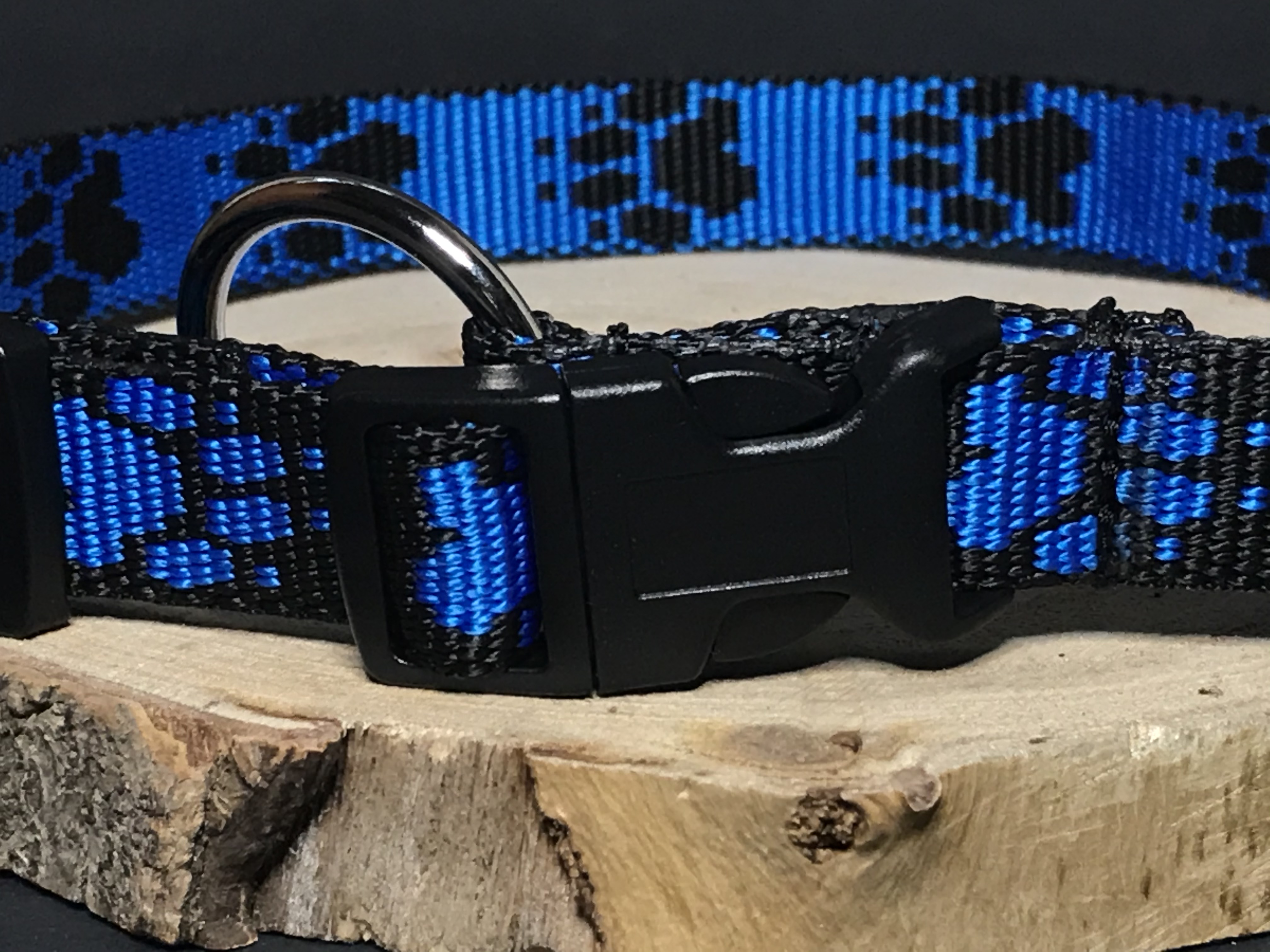 Palkar obojok z popruhu pre psov 50 cm x 20 mm čierno-modrá s labkami