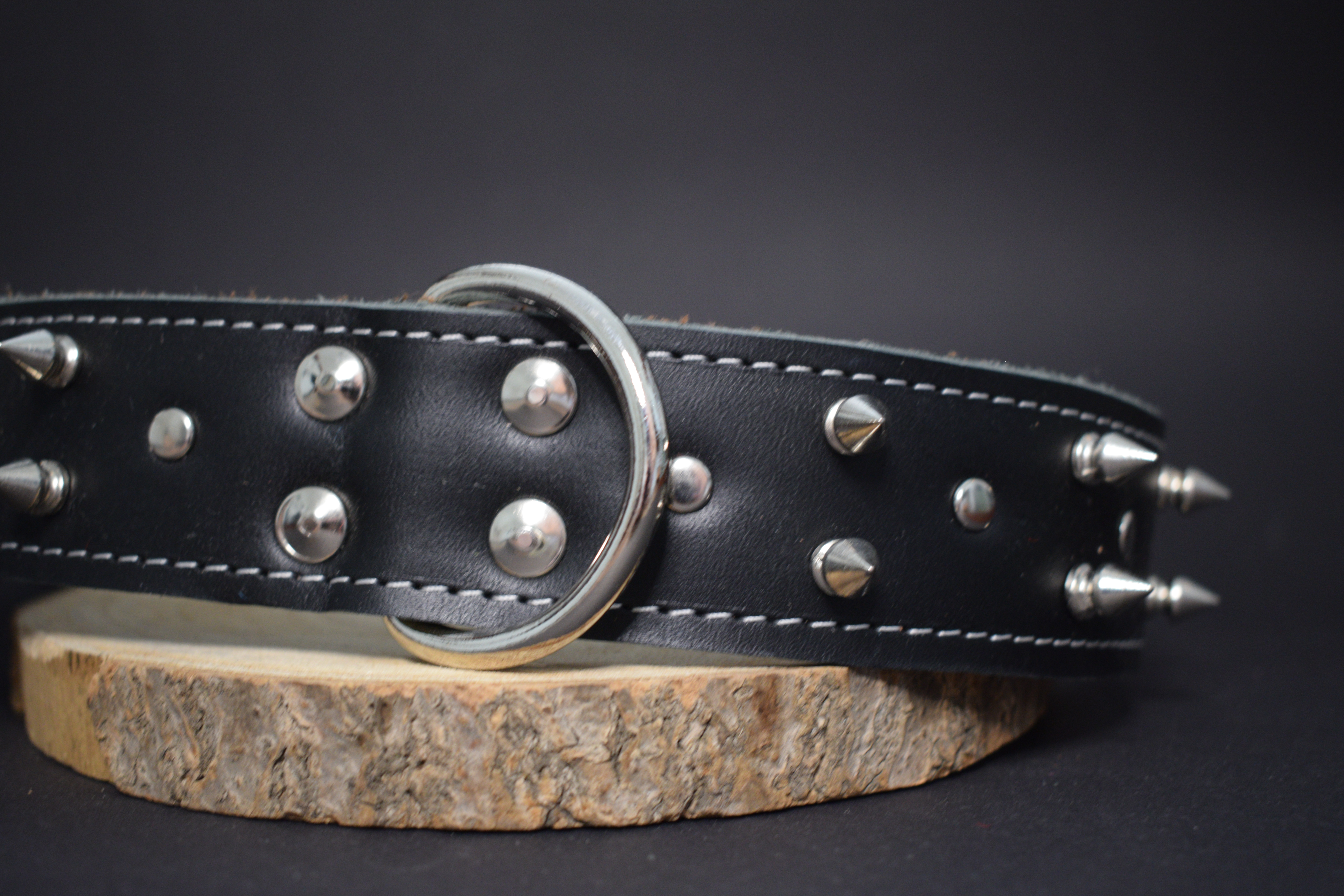 Palkar obojok z kože hladenice pre psov zdobený hrotmi 75 cm x 40 mm čierny