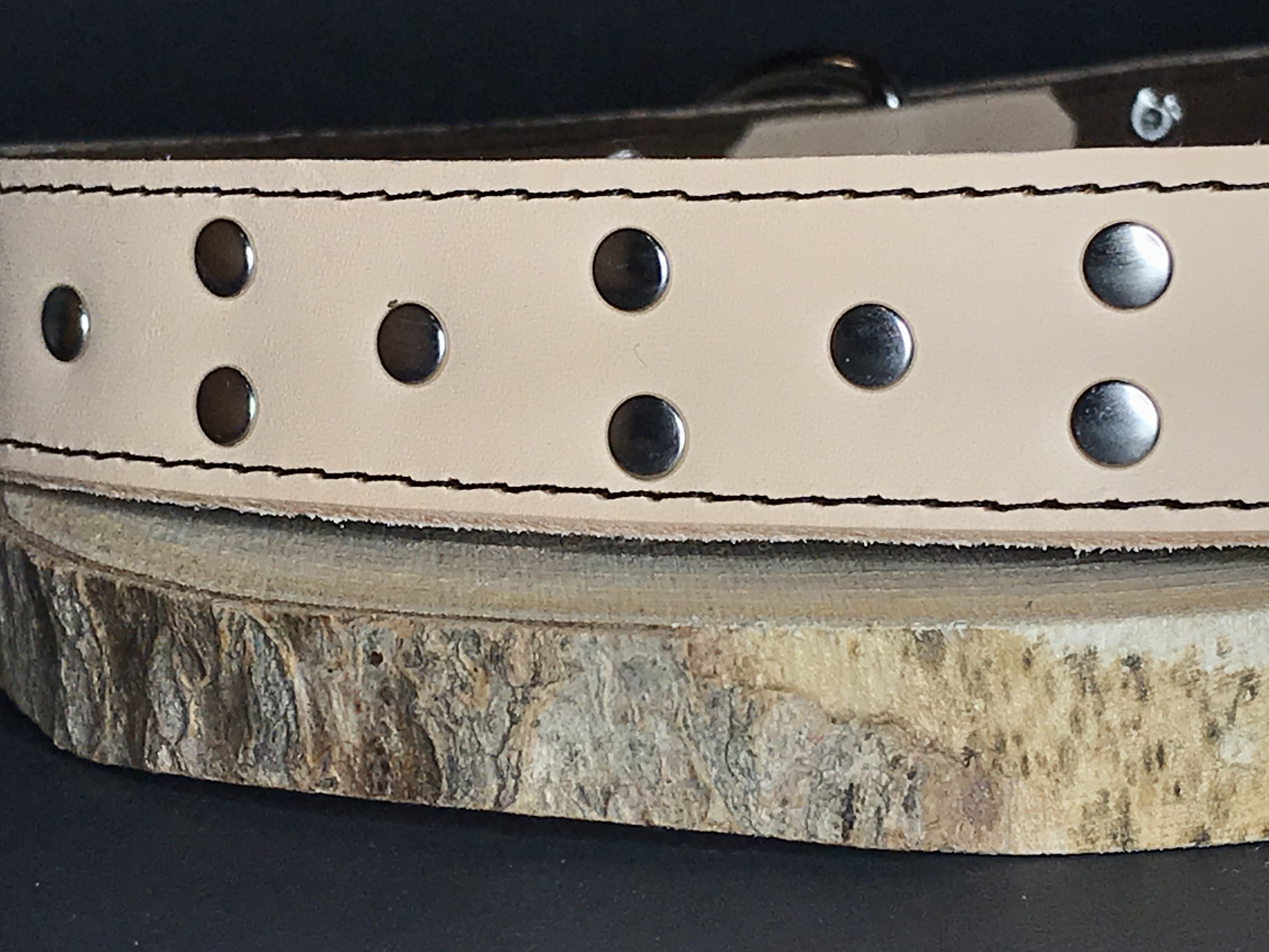 Palkar zdobený obojok z kože hladenice pre psov 80 cm x 30 mm prírodný