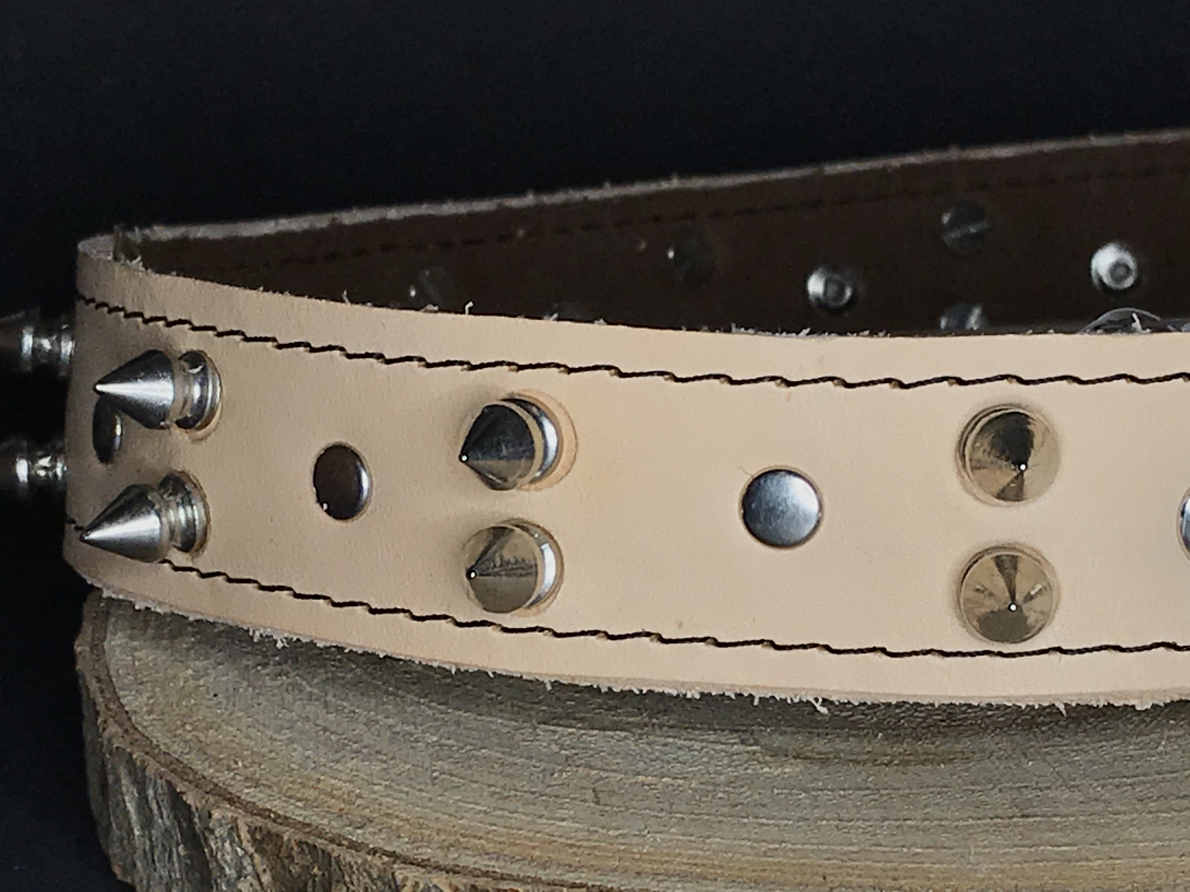 Palkar obojok z kože hladenice pre psov zdobený hrotmi 80 cm x 30 mm prírodný