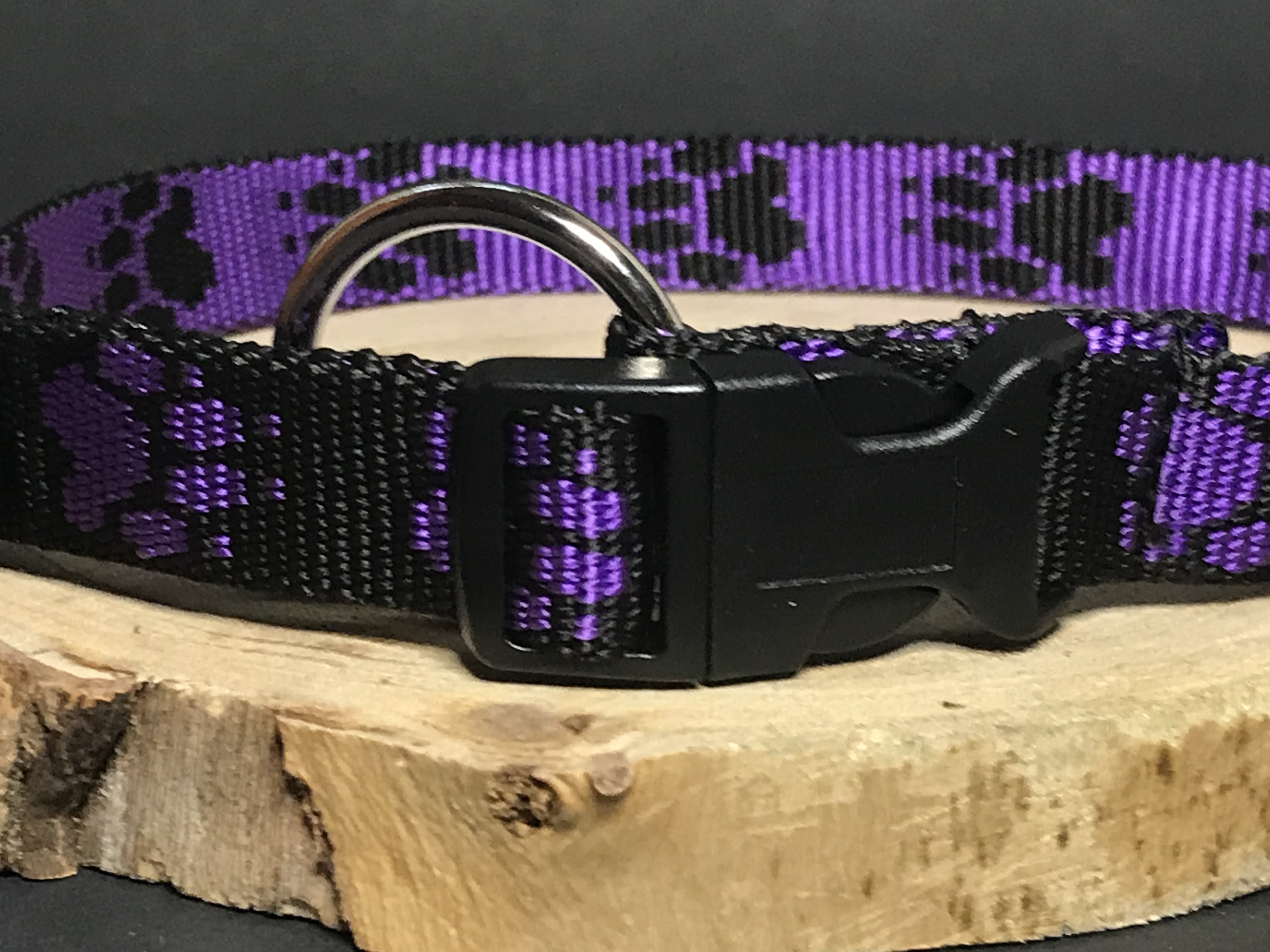 Palkar obojok z popruhu pre psov 50 cm x 20 mm čierno-fialová s labkami