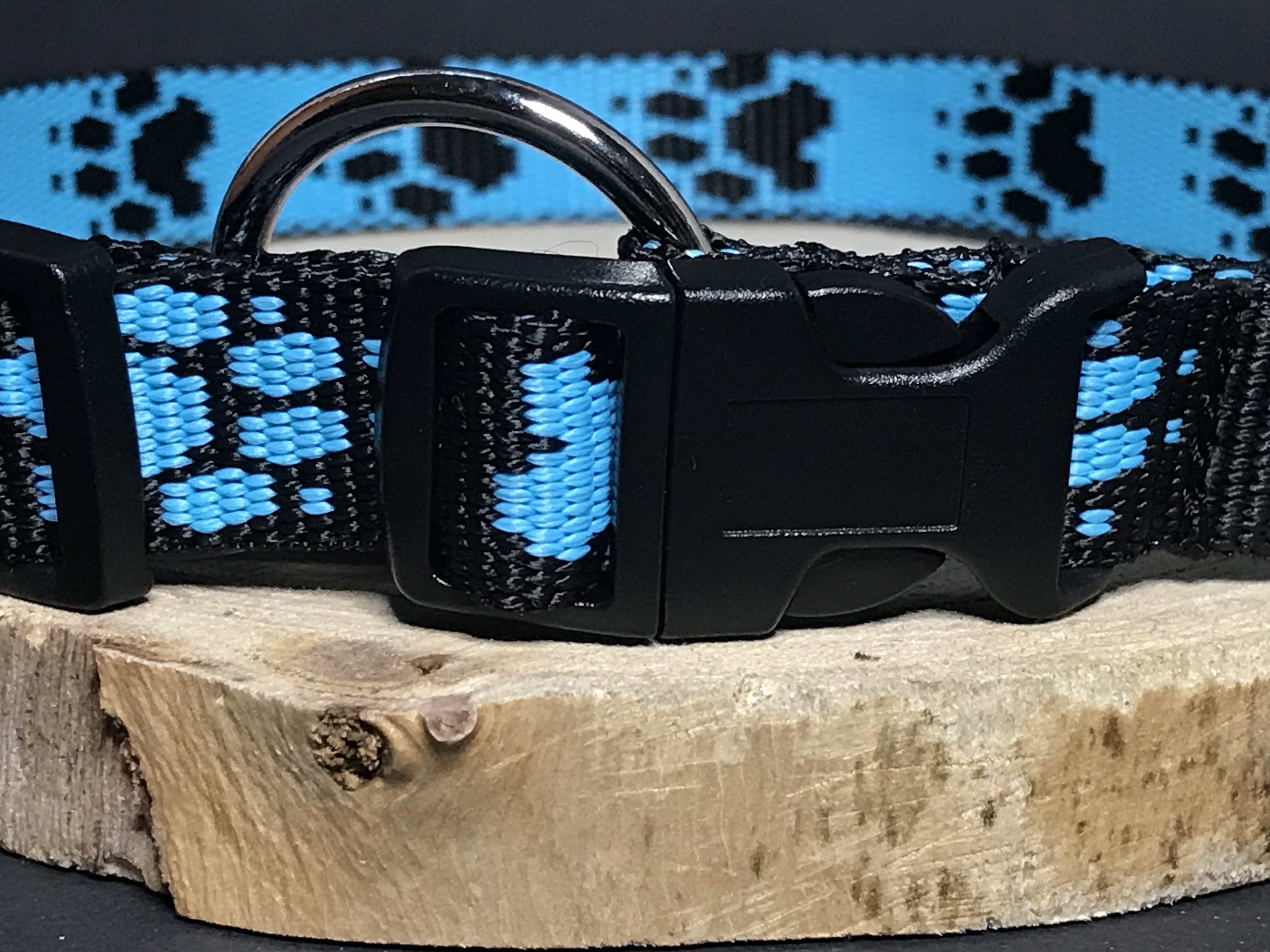 Palkar obojok z popruhu pre psov 50 cm x 20 mm čierno-svetlo-modrá s labkami