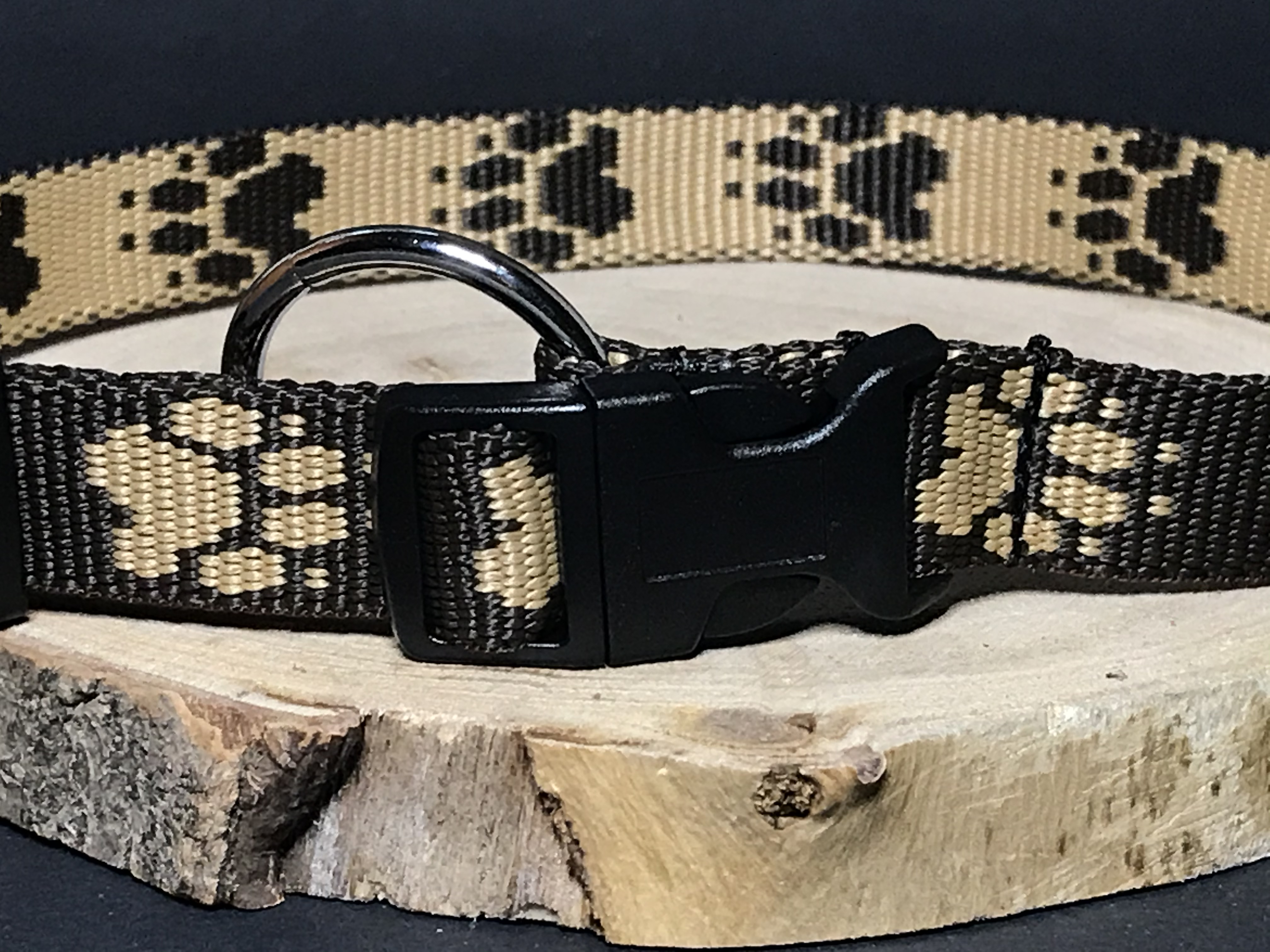 Palkar obojok z popruhu pre psov 50 cm x 20 mm hnedá s labkami