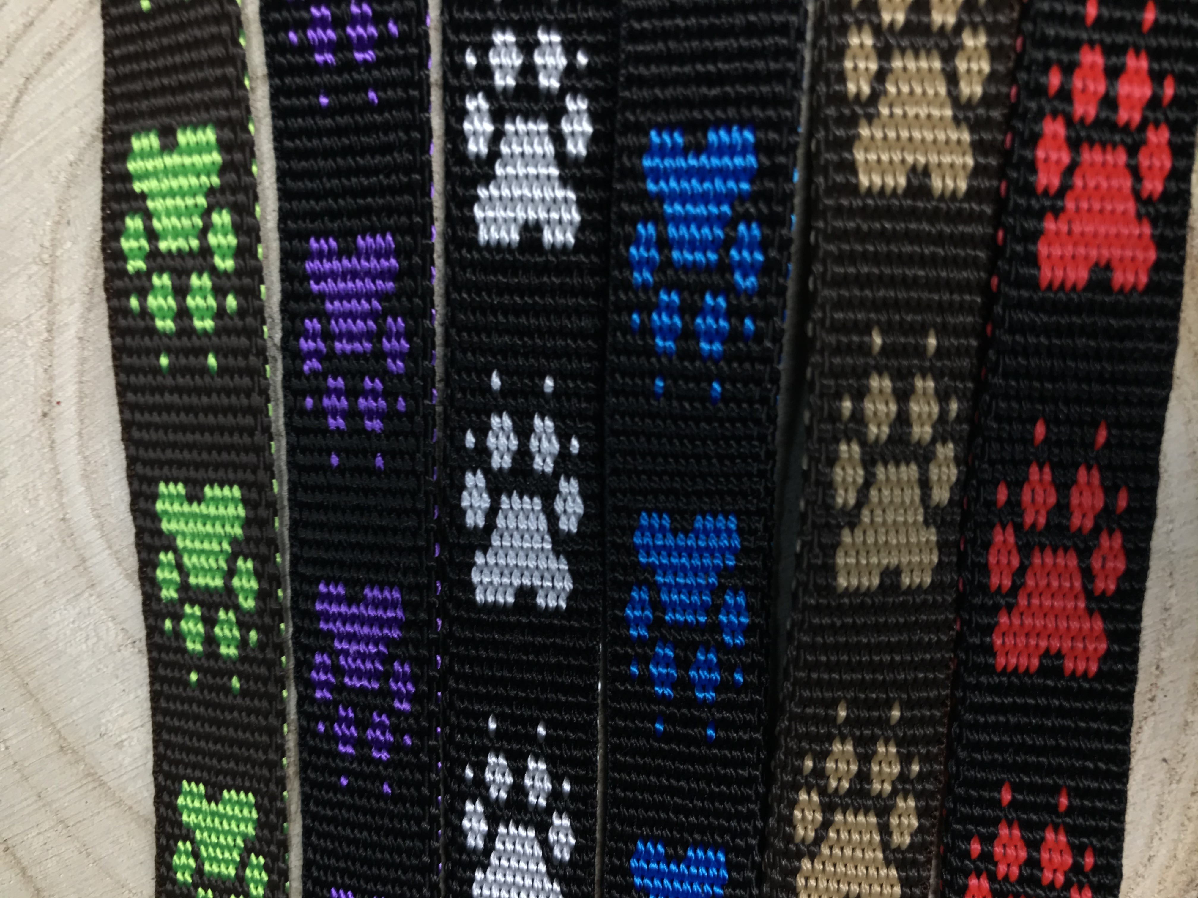 Bezpečnostný pás do auta pre malé psy 50 cm x 16 mm čierno-červená s labkami