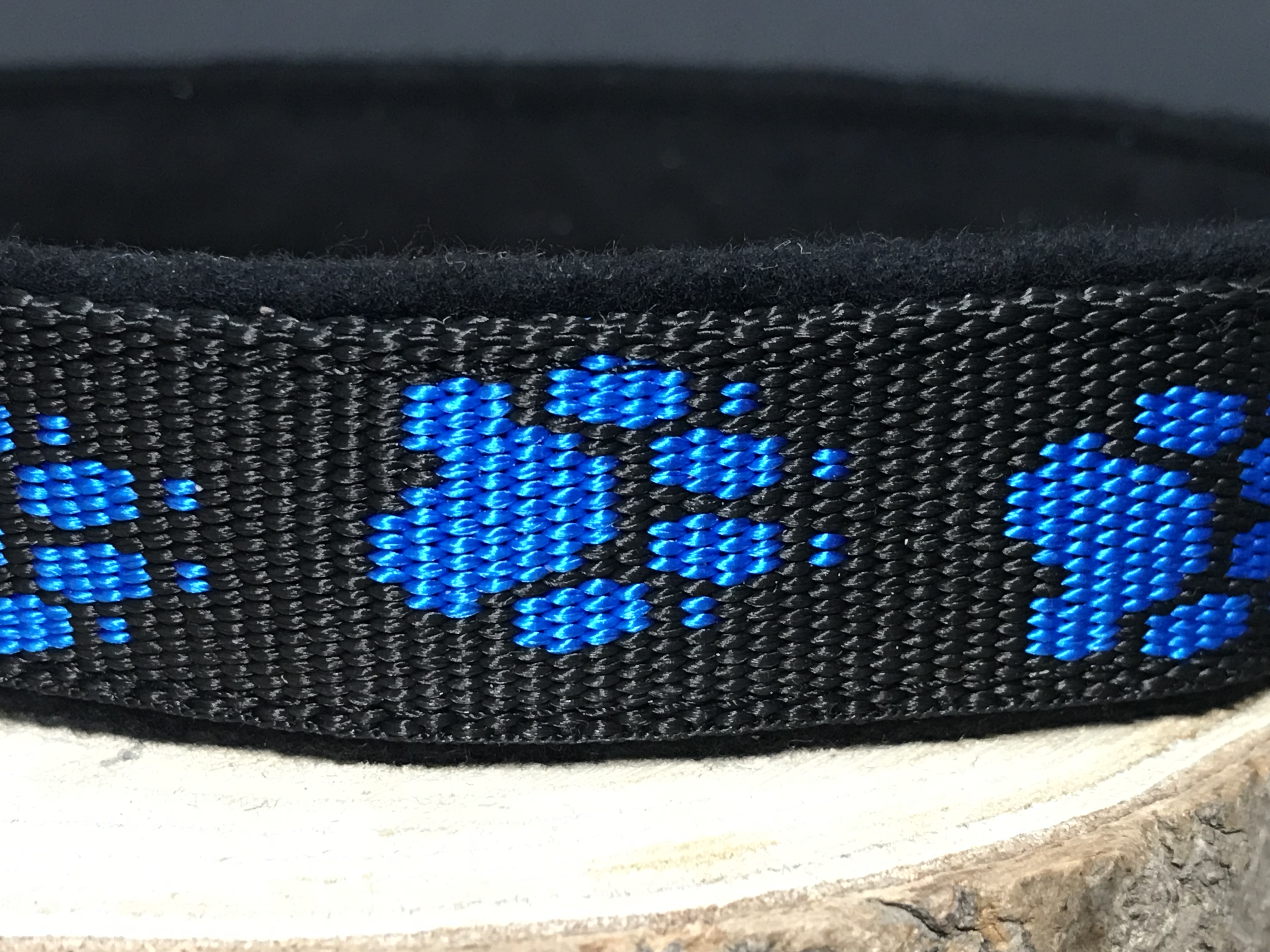 Palkar podšitý obojok z popruhu pre psov 65 cm x 25 mm čierno-modrá s labkami