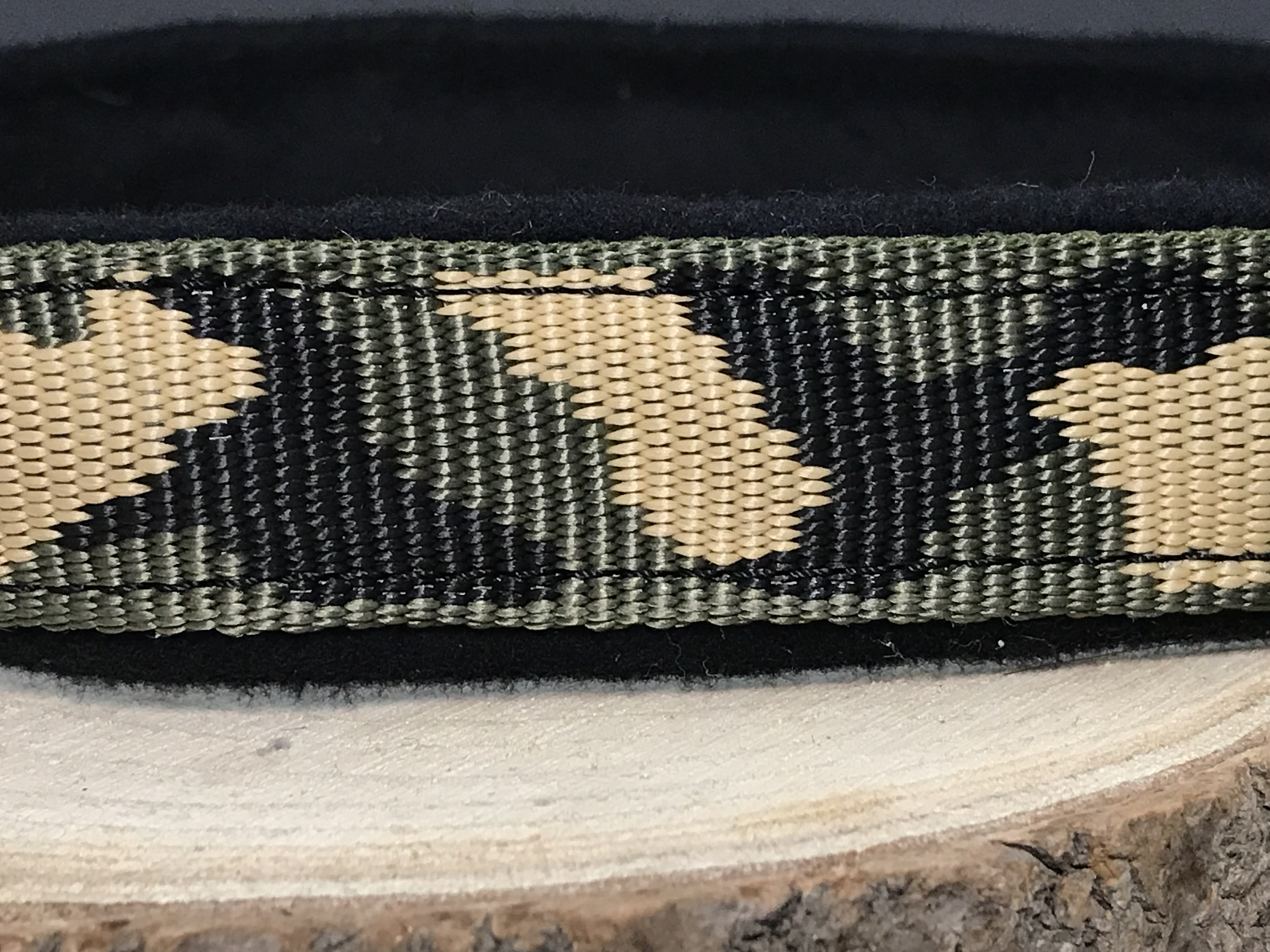 Palkar podšitý obojok z popruhu pre psov 65 cm x 25 mm maskáčová