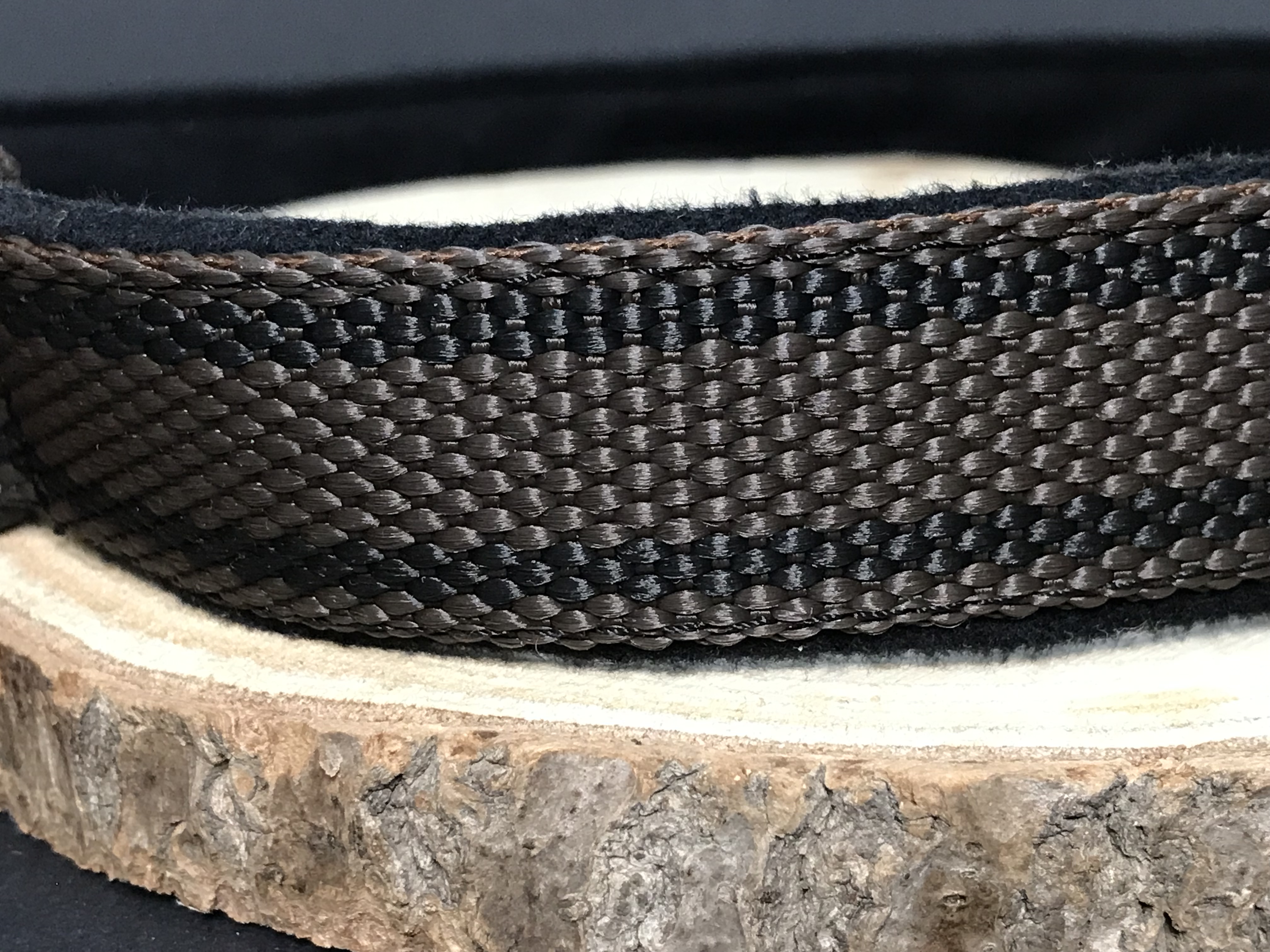 Palkar podšitý obojok z popruhu pre psov 65 cm x 25 mm hnedá s páskami