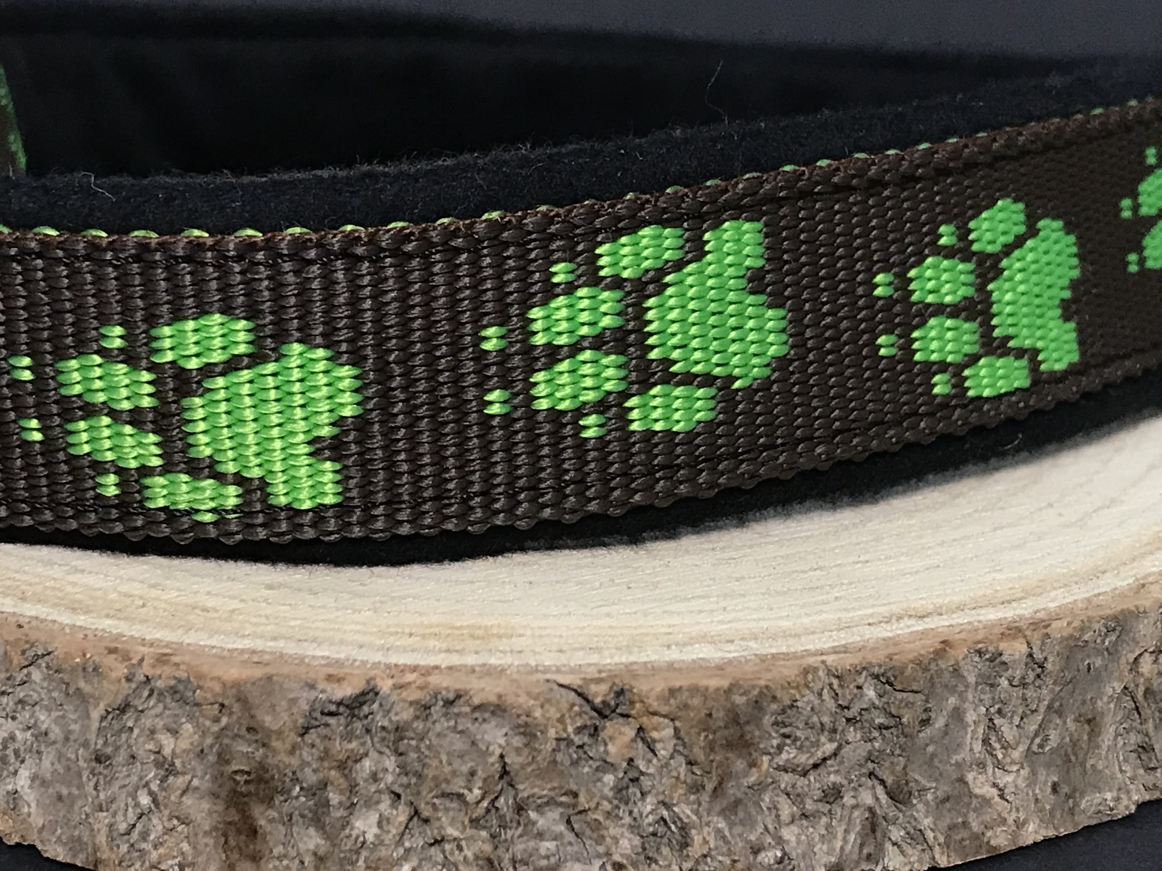 Palkar podšitý obojok z popruhu pre psov 65 cm x 25 mm hnedo-zelená s labkami