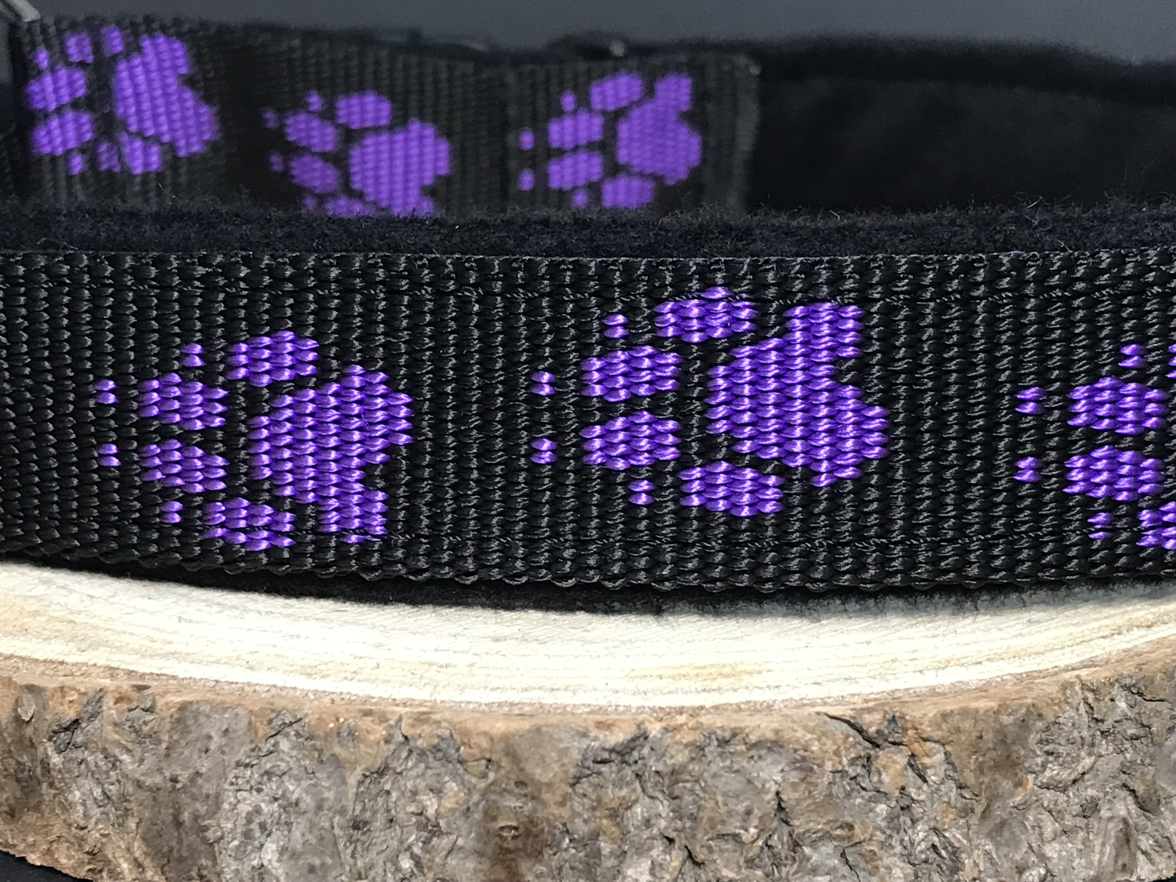 Palkar podšitý obojok z popruhu pre psov 65 cm x 25 mm čeno-fialová s labkami