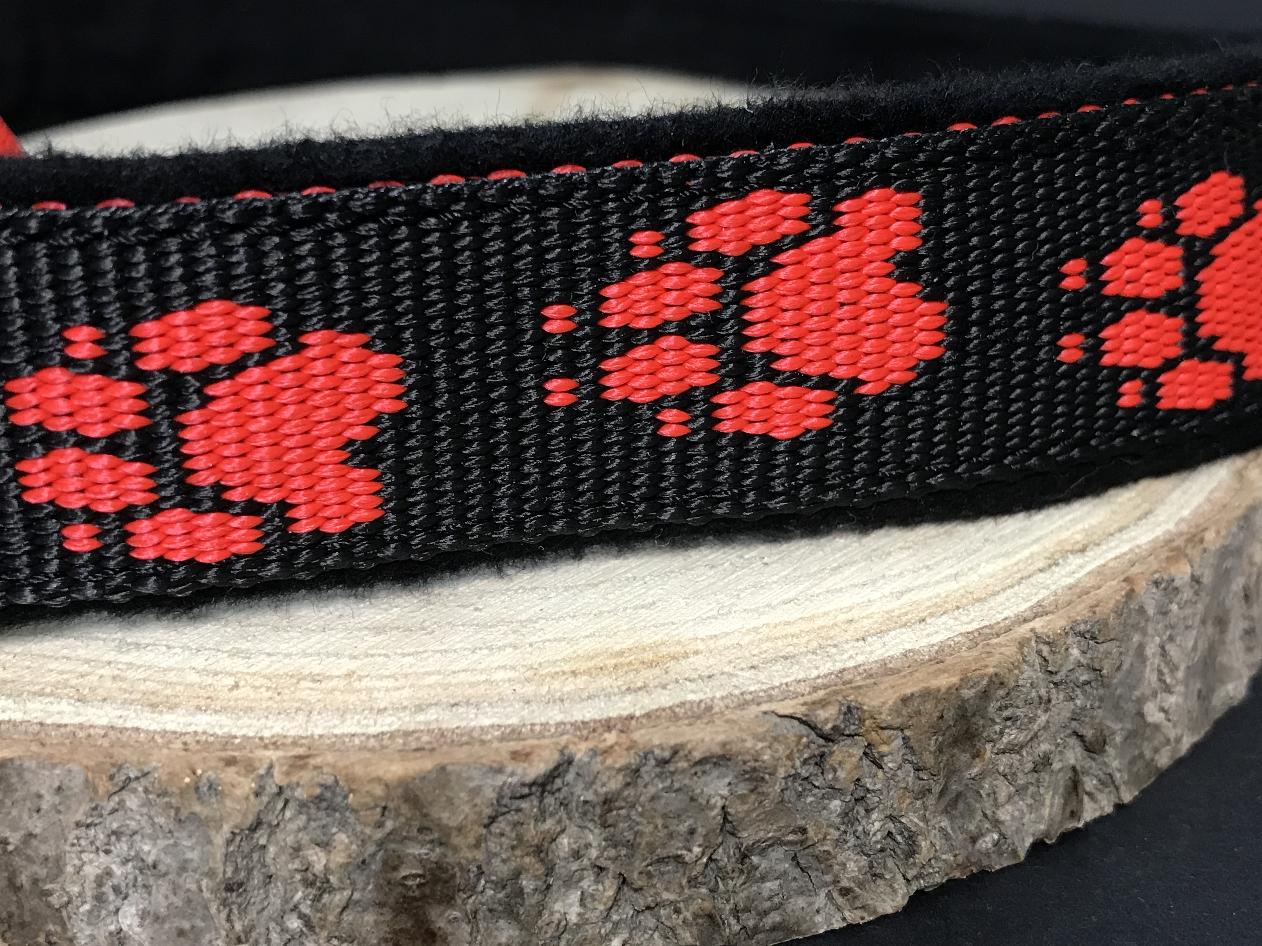 Palkar podšitý obojok z popruhu pre psov 65 cm x 25 mm čierno-červená s labkami