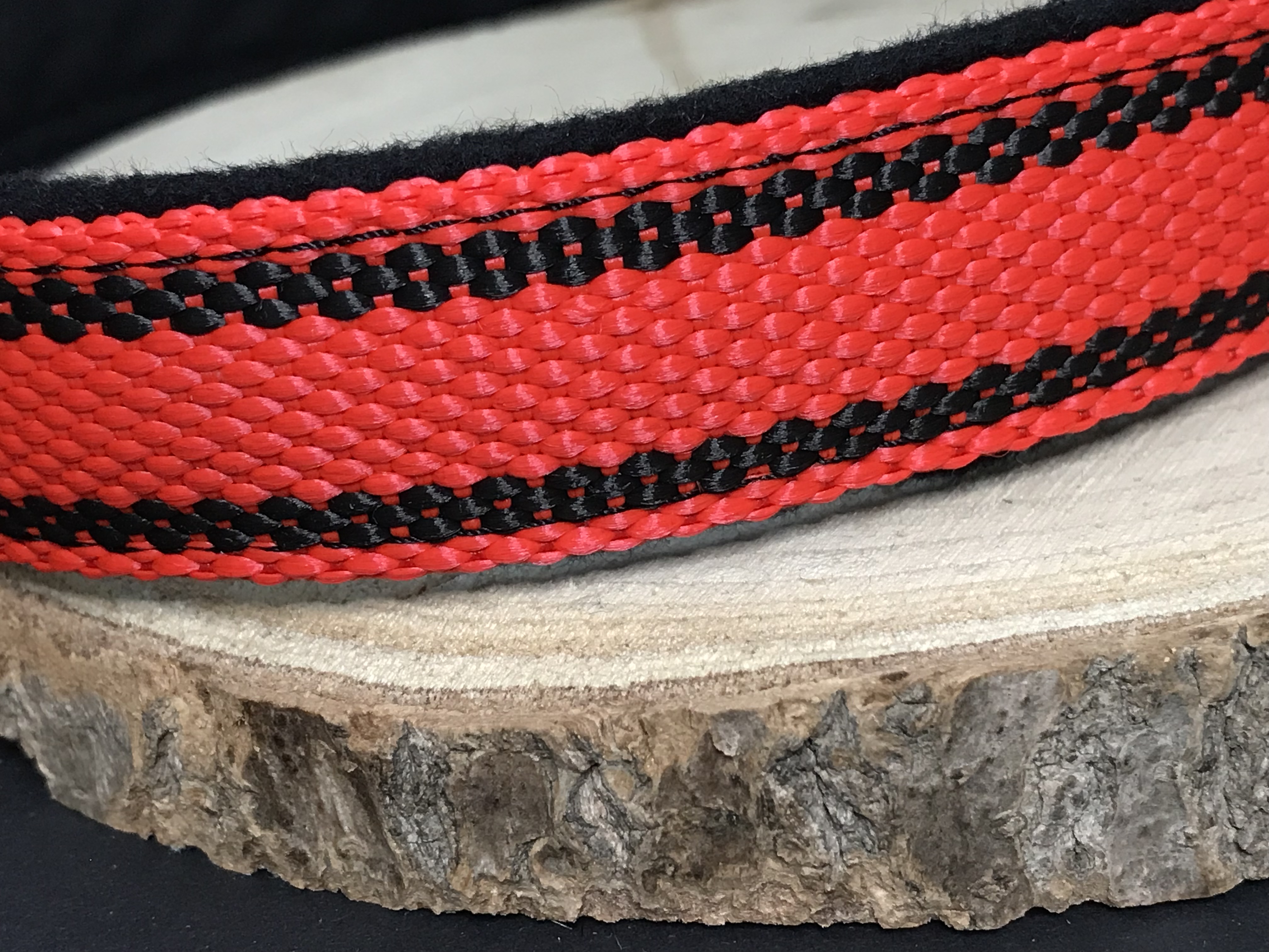 Palkar podšitý obojok z popruhu pre psov 65 cm x 25 mm červená s páskami