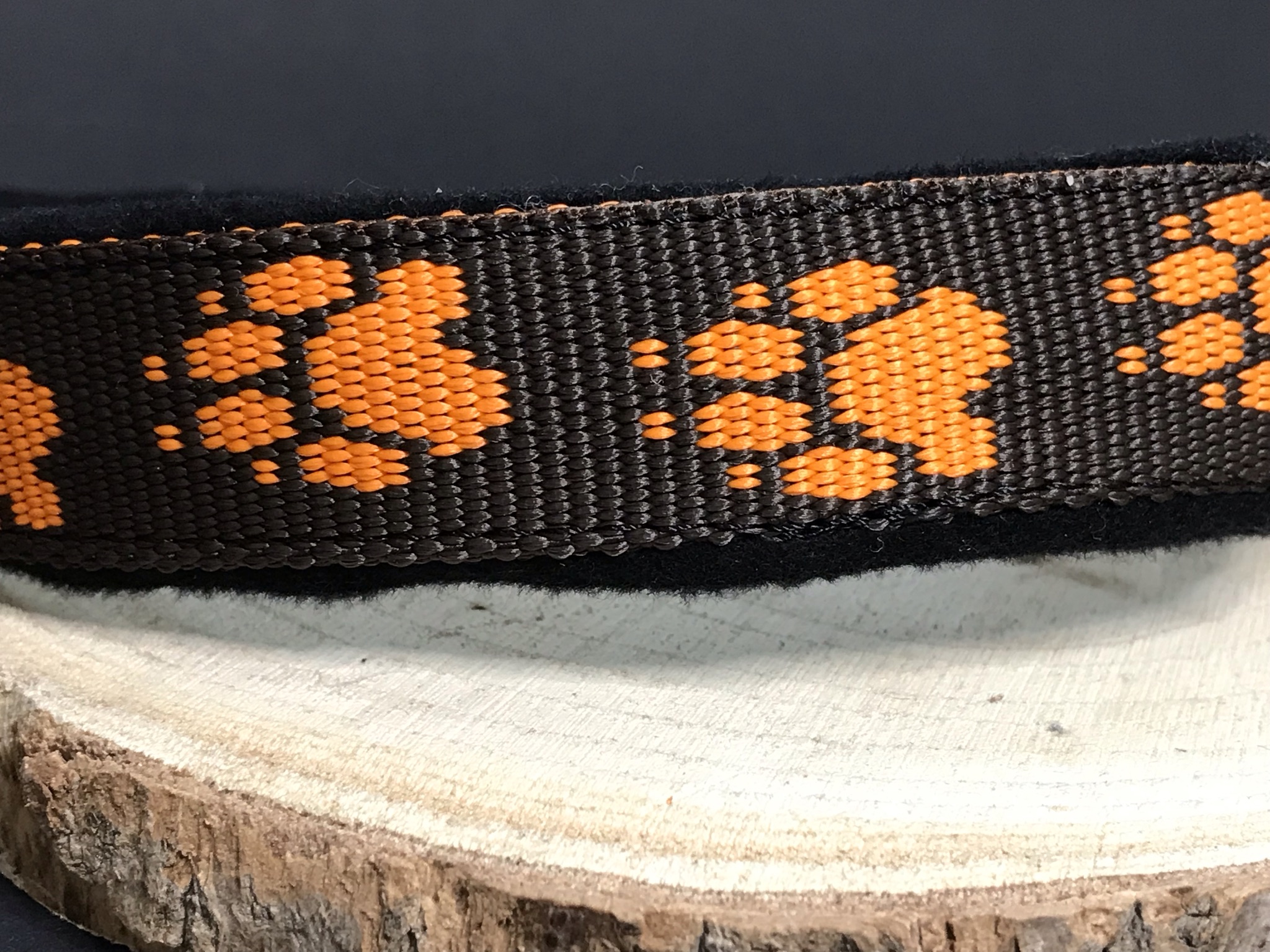 Palkar podšitý obojok z popruhu pre psov 65 cm x 25 mm hnedo-oranžová s labkami