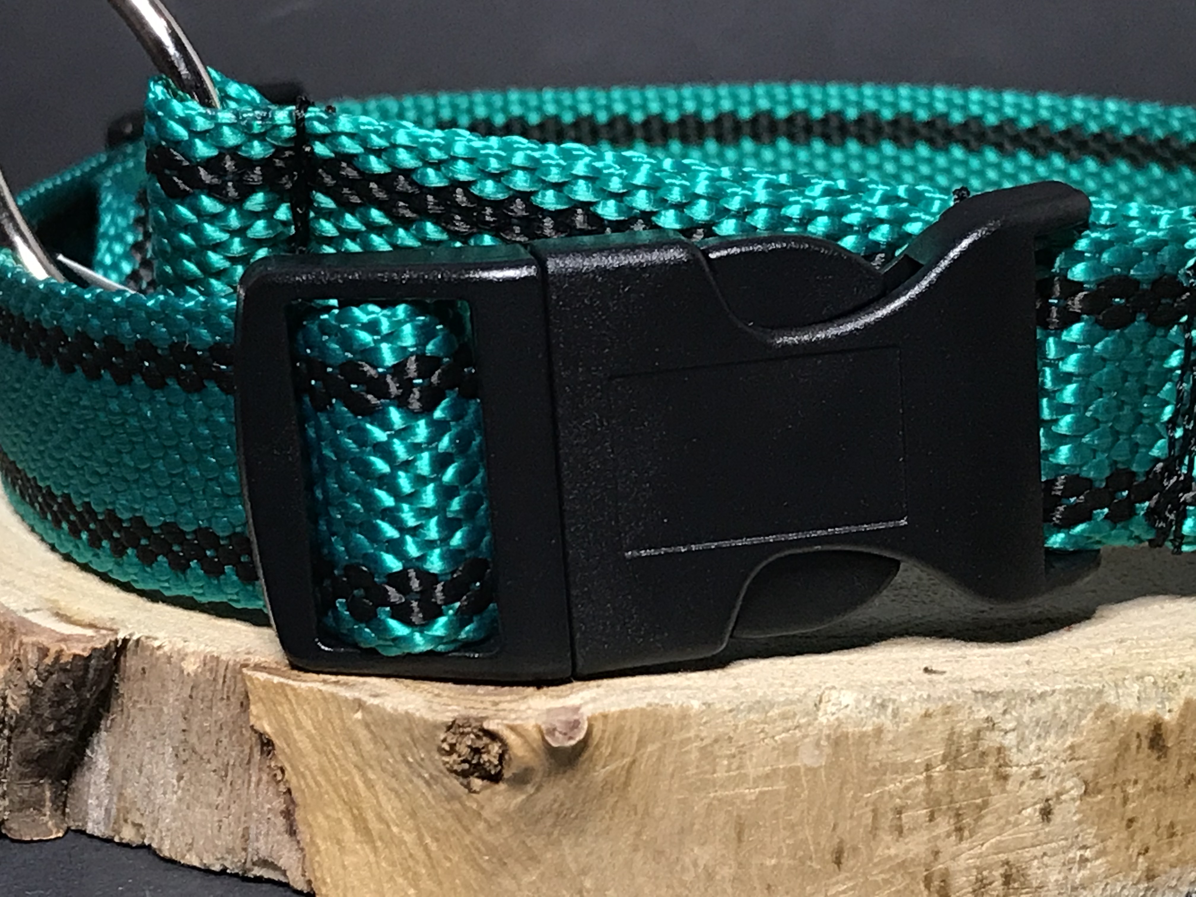 Palkar obojok z popruhu pre psov 65 cm x 25 mm tmavo-zelená s páskami