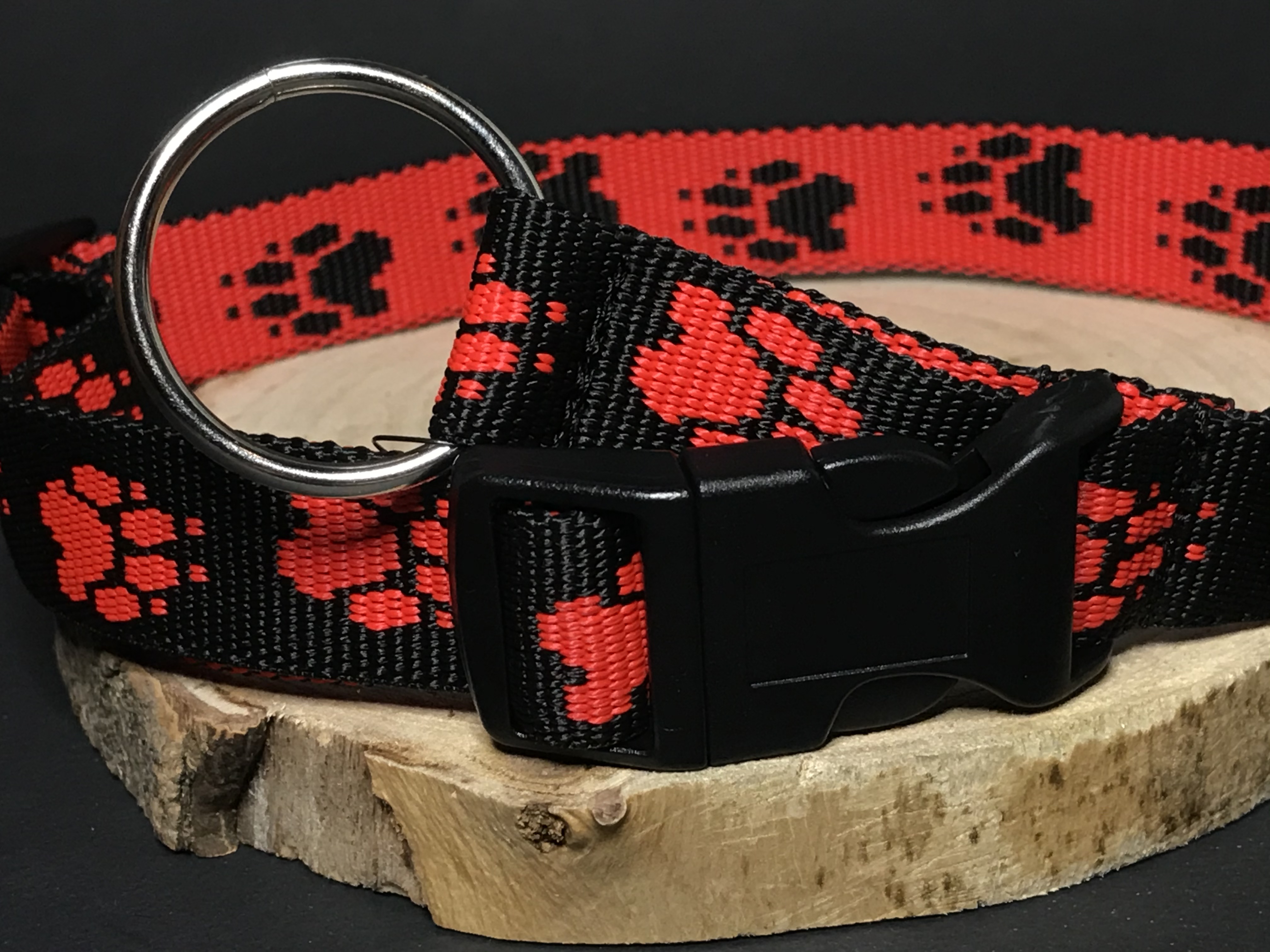 Palkar obojok z popruhu pre psov 65 cm x 25 mm čierno-červená s labkami