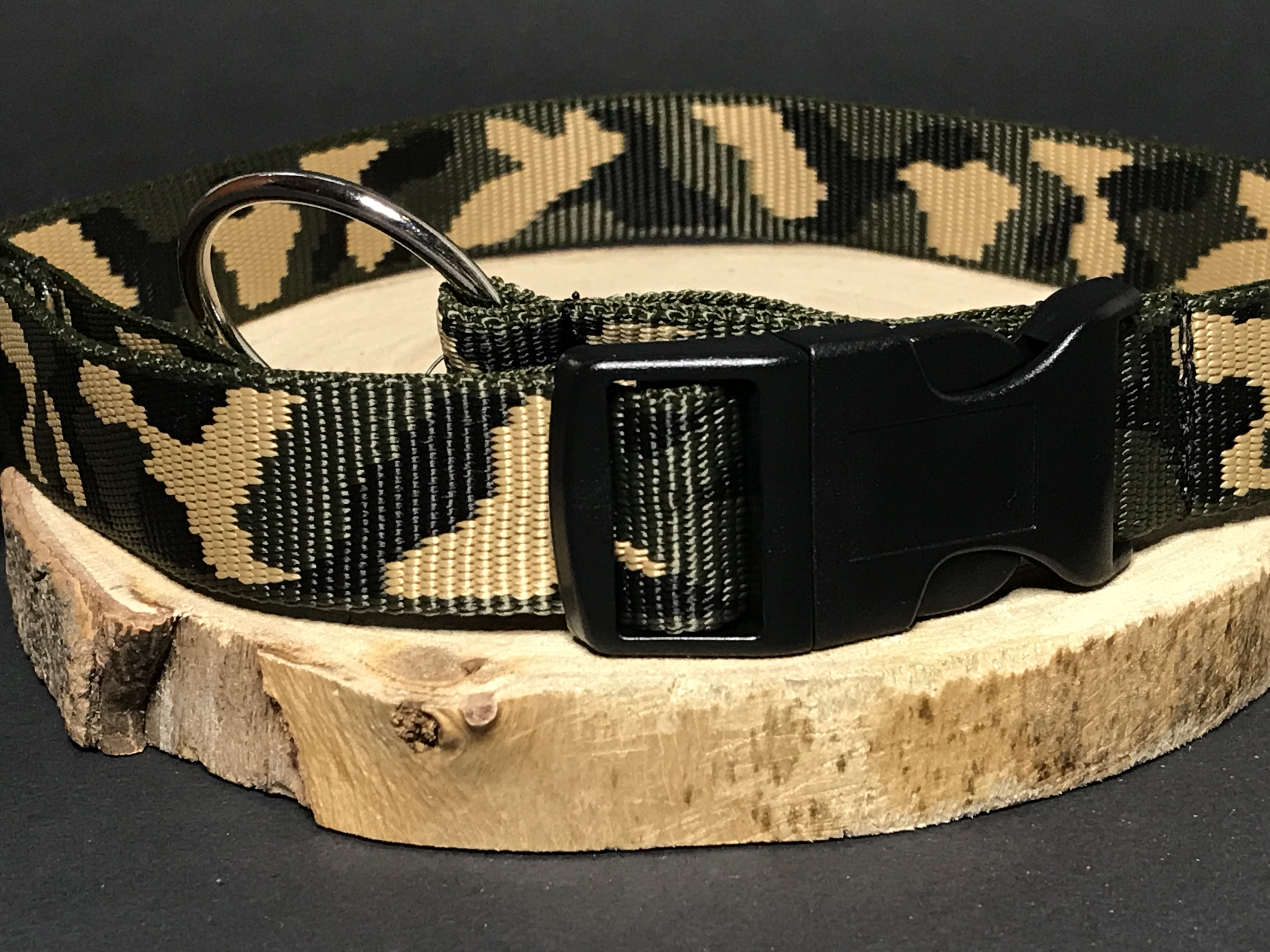 Palkar obojok z popruhu pre psov 65 cm x 25 mm maskáčová