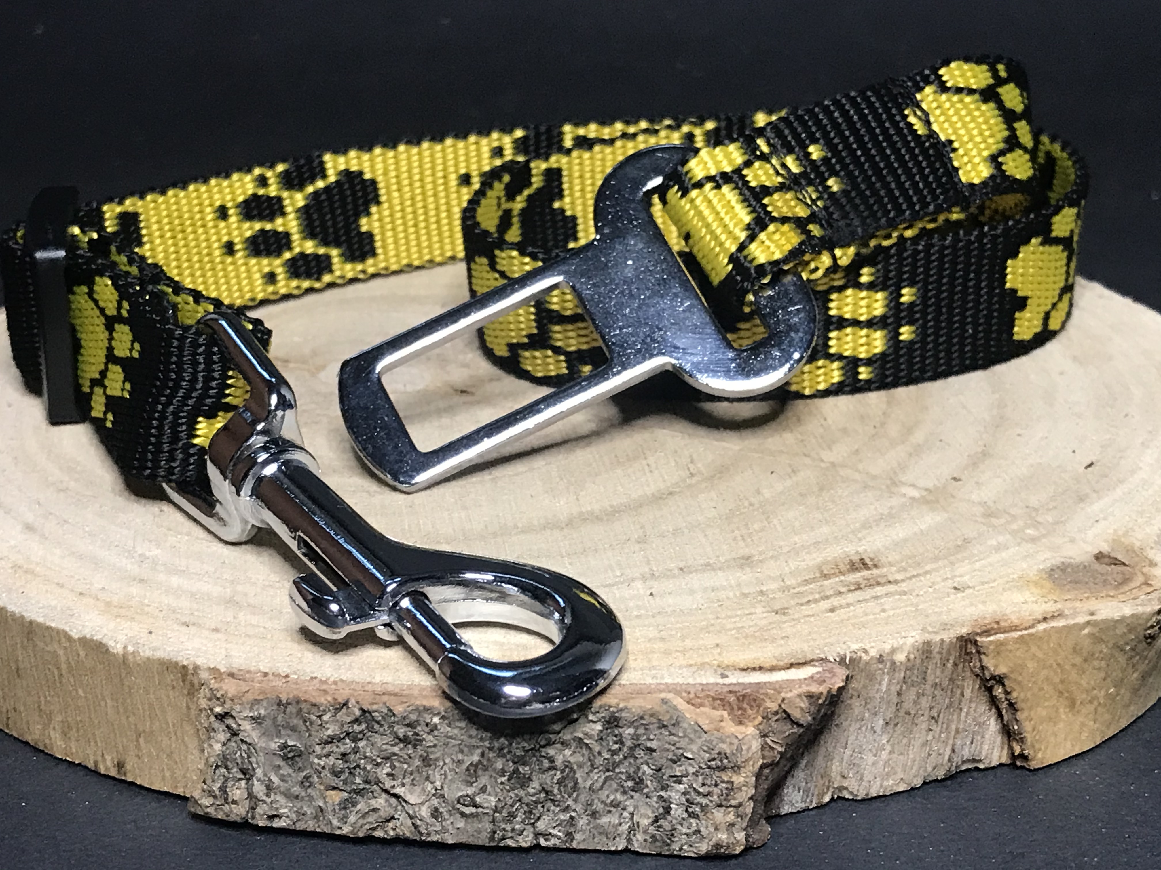 Palkar bezpečnostný pás do auta pre stredne veľké psy 55 cm x 20 mm čierno-žltá s labkami