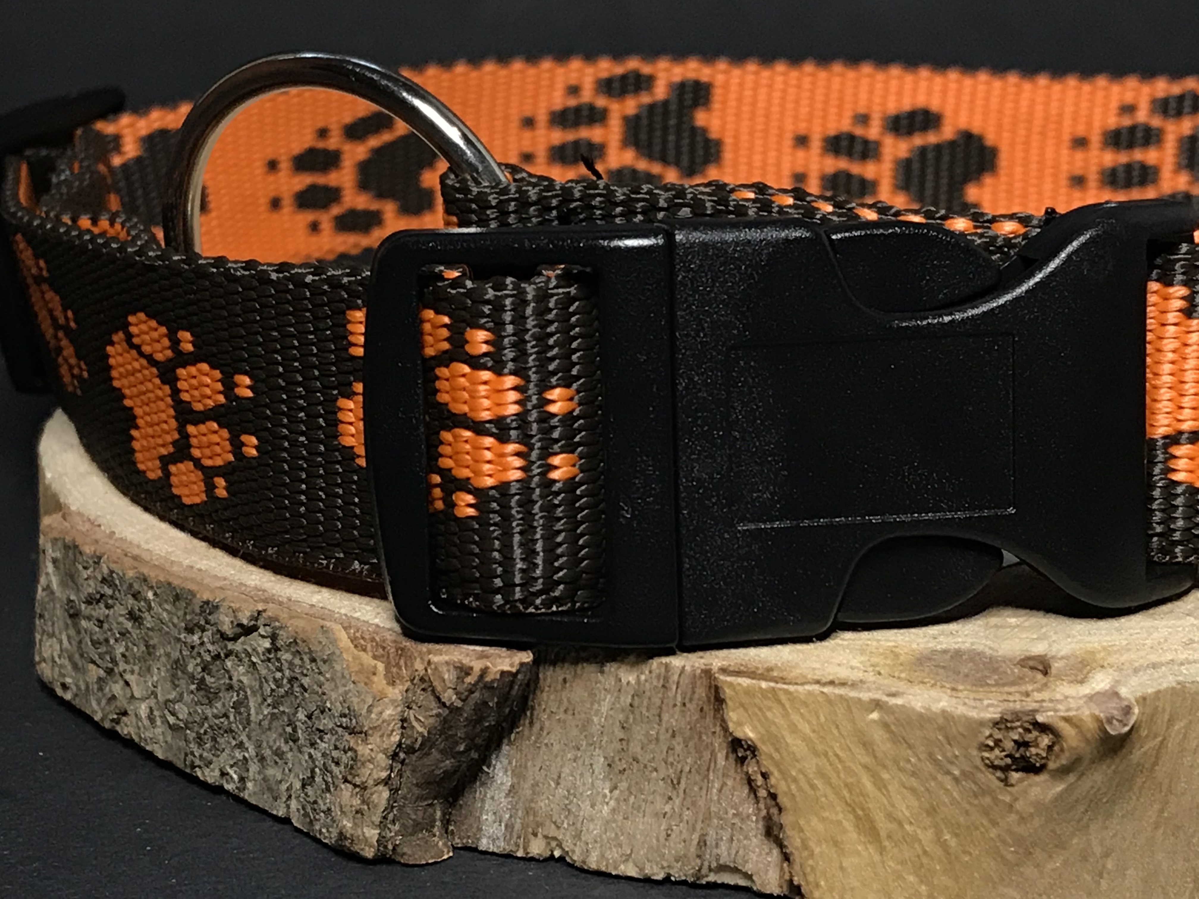 Palkar obojok z popruhu pre psov 65 cm x 25 mm čierno-oranžová s labkami
