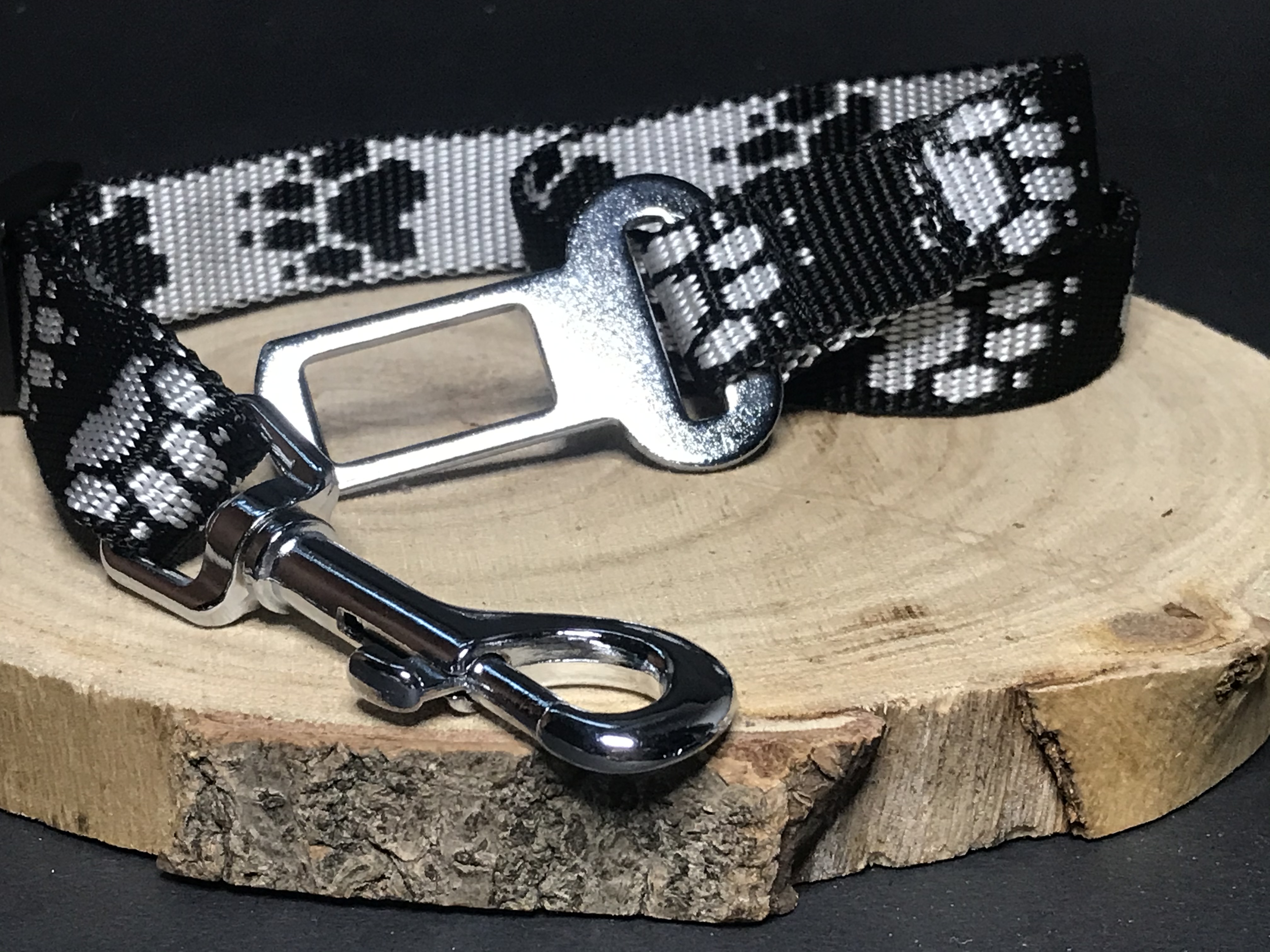 Palkar bezpečnostný pás do auta pre stredne veľké psy 55 cm x 20 mm čierno-biela s labkami