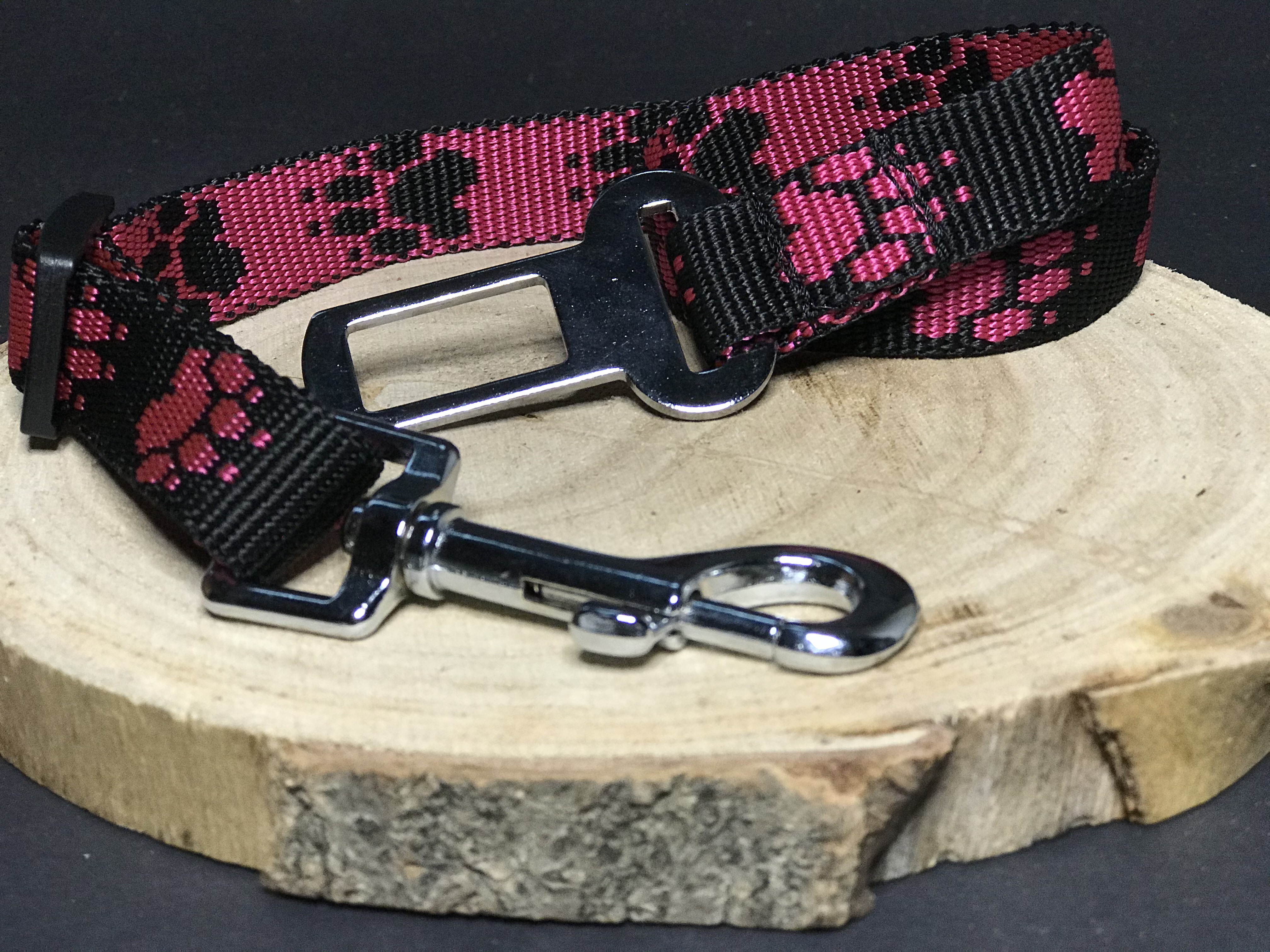 Palkar bezpečnostný pás do auta pre stredne veľké psy 55 cm x 20 mm čierno-ružová s labkami