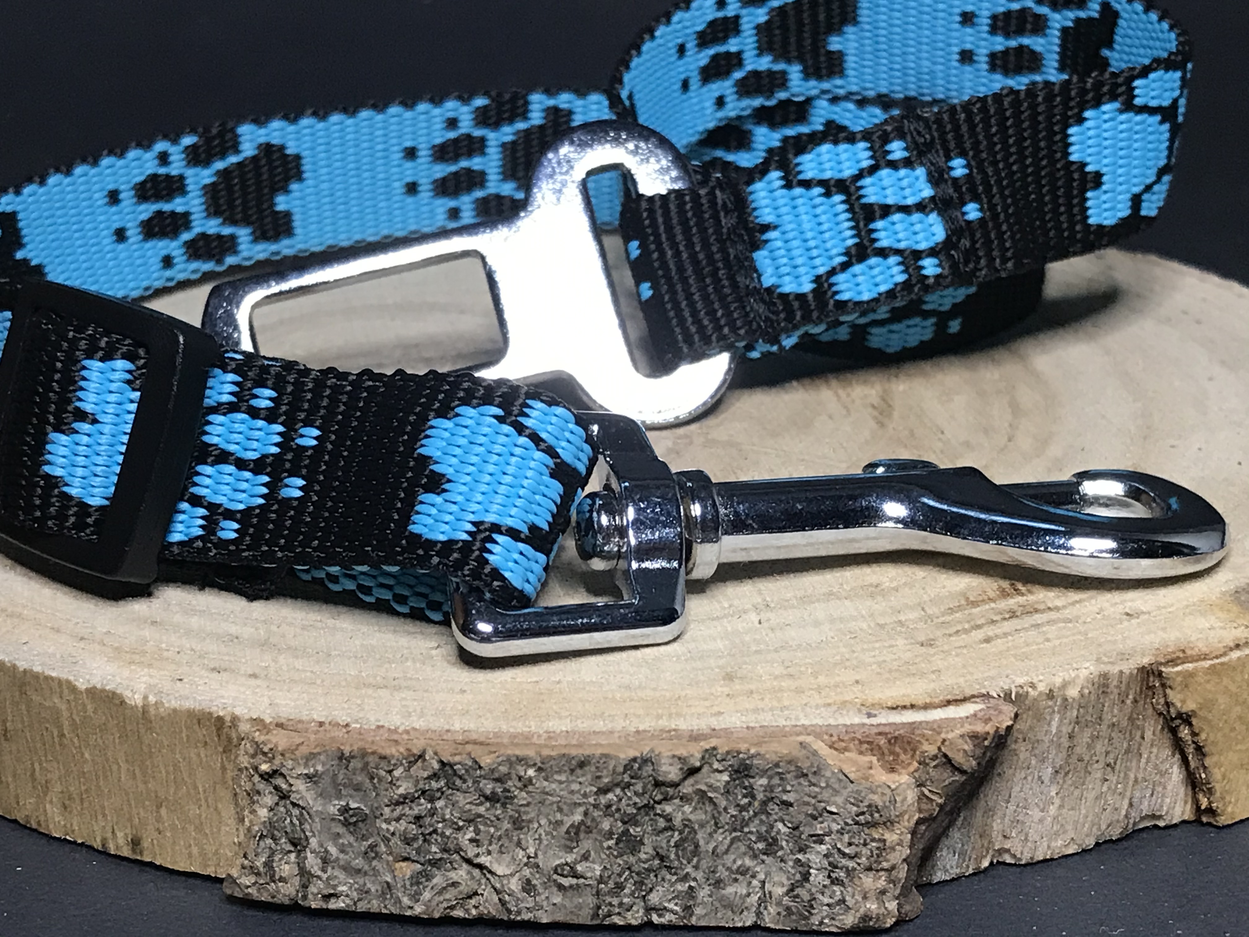 Palkar bezpečnostný pás do auta pre stredne veľké psy 55 cm x 20 mm čierno-svetlo-modrá s labkami