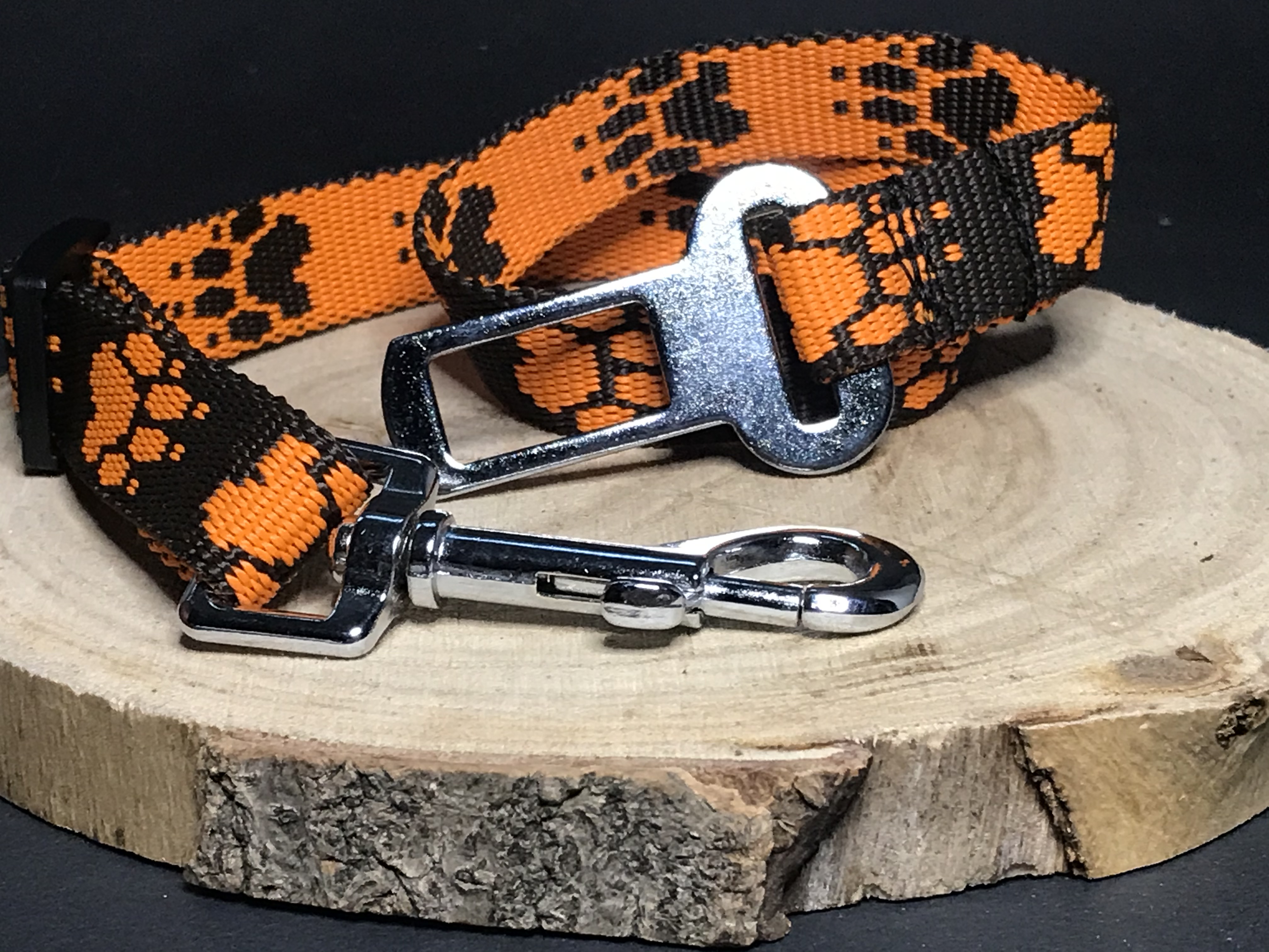 Palkar bezpečnostný pás do auta pre stredne veľké psy 55 cm x 20 mm čierno-oranžová s labkami