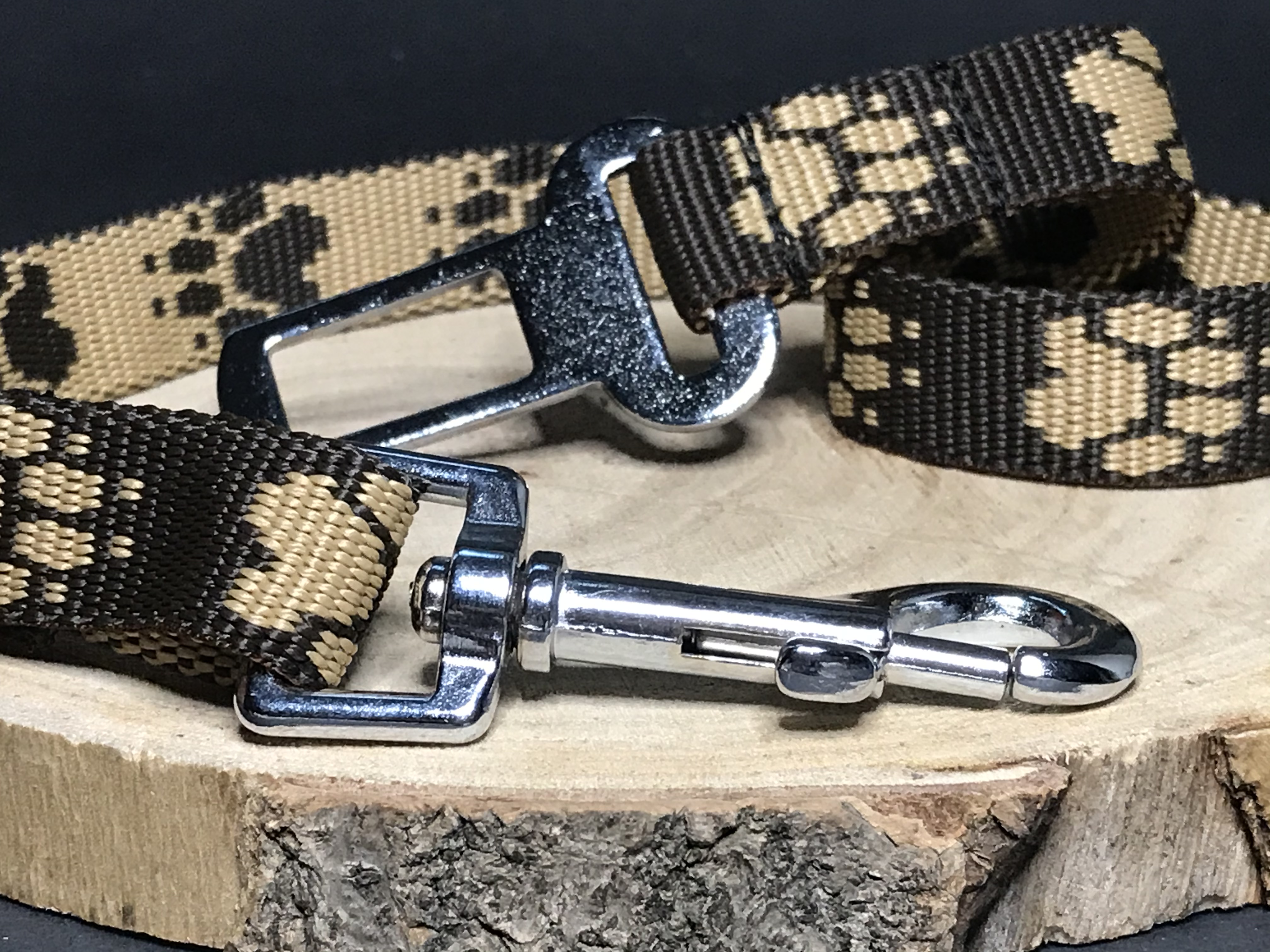 Palkar bezpečnostný pás do auta pre stredne veľké psy 55 cm x 20 mm hnedá s labkami