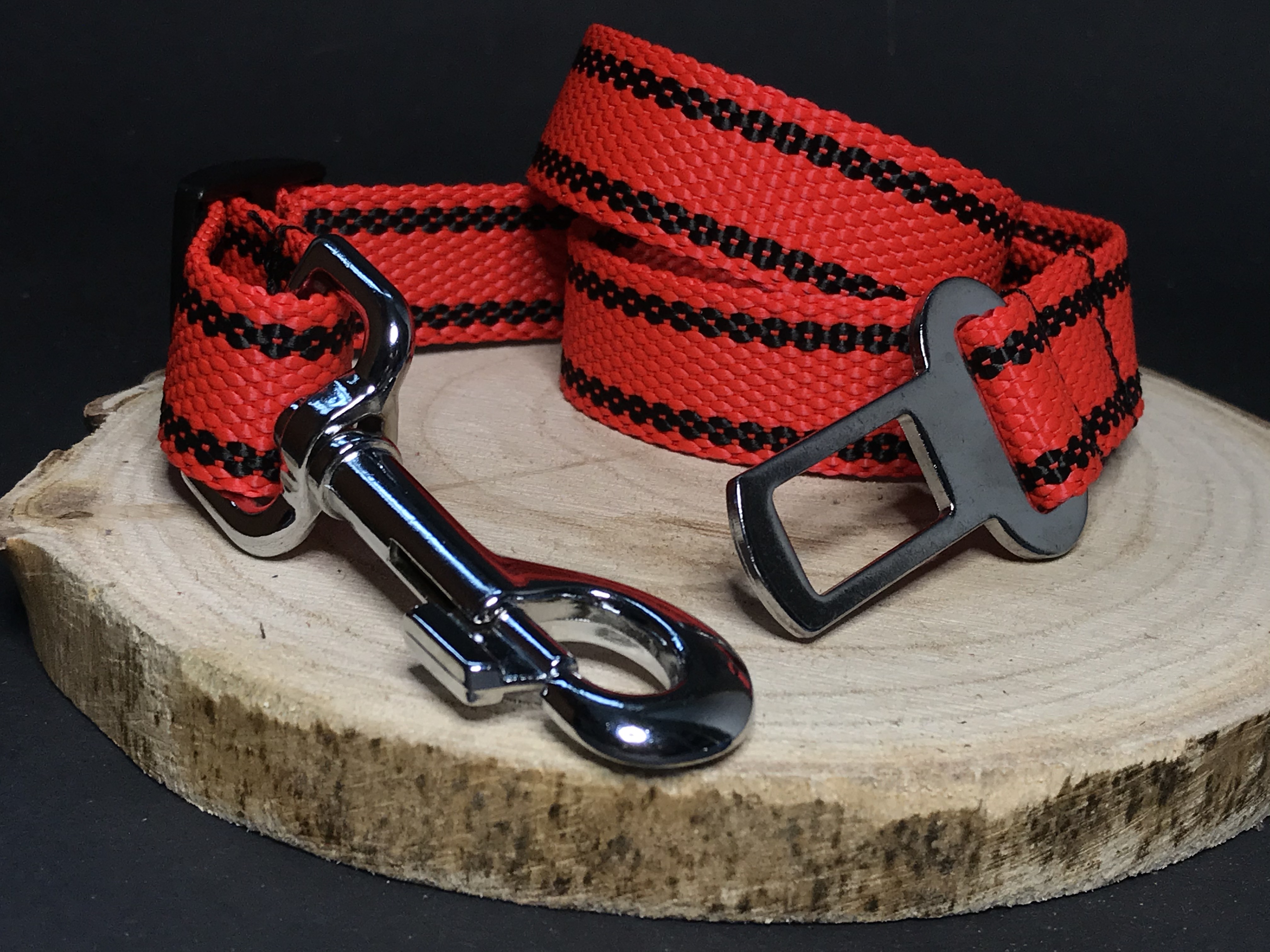 Palkar bezpečnostný pás do auta pre veľké psy 65 cm x 25 mm červená s páskami