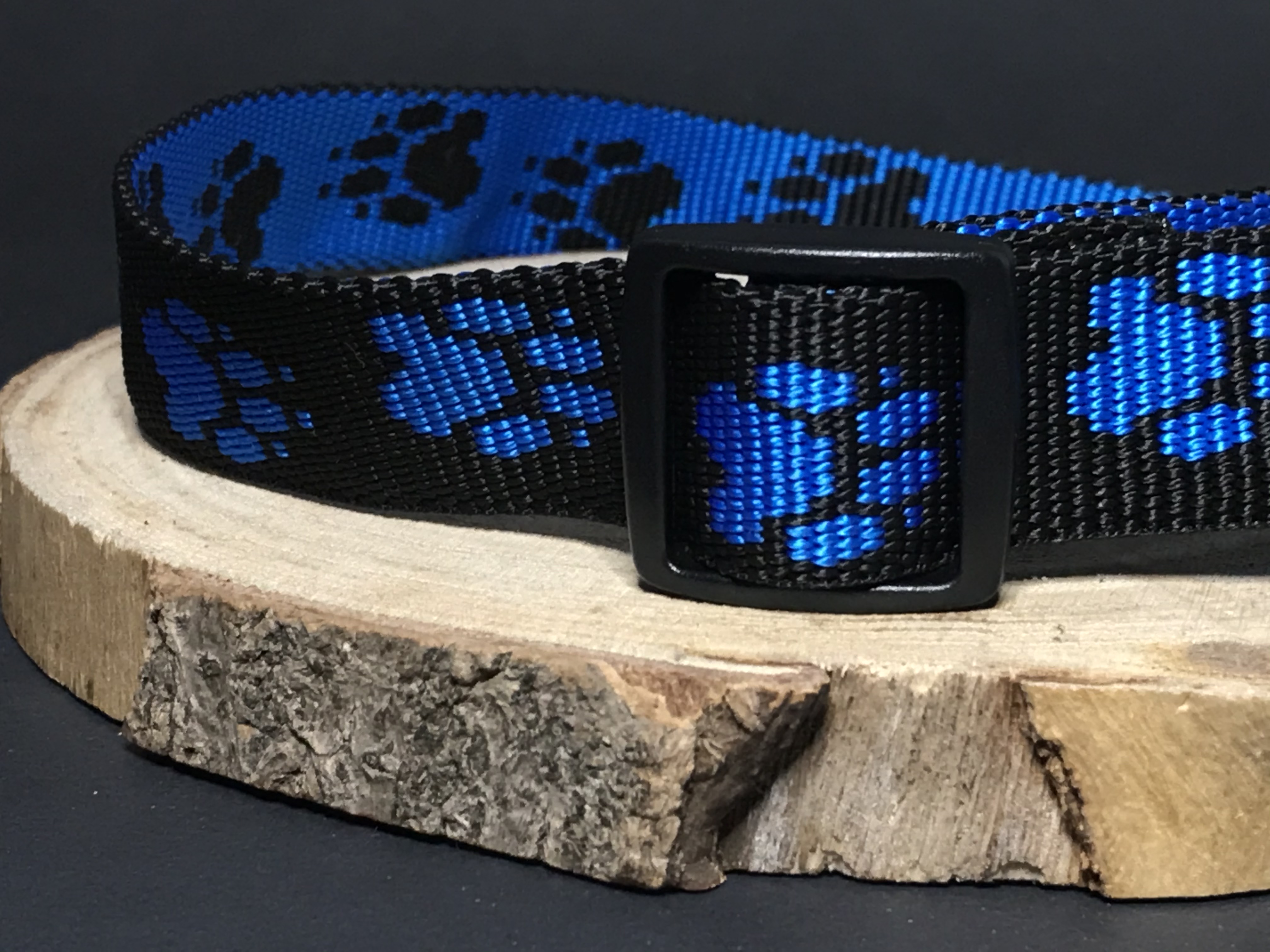  Palkar obojok z popruhu pre psov 65 cm x 25 mm čierno-modrá s labkami