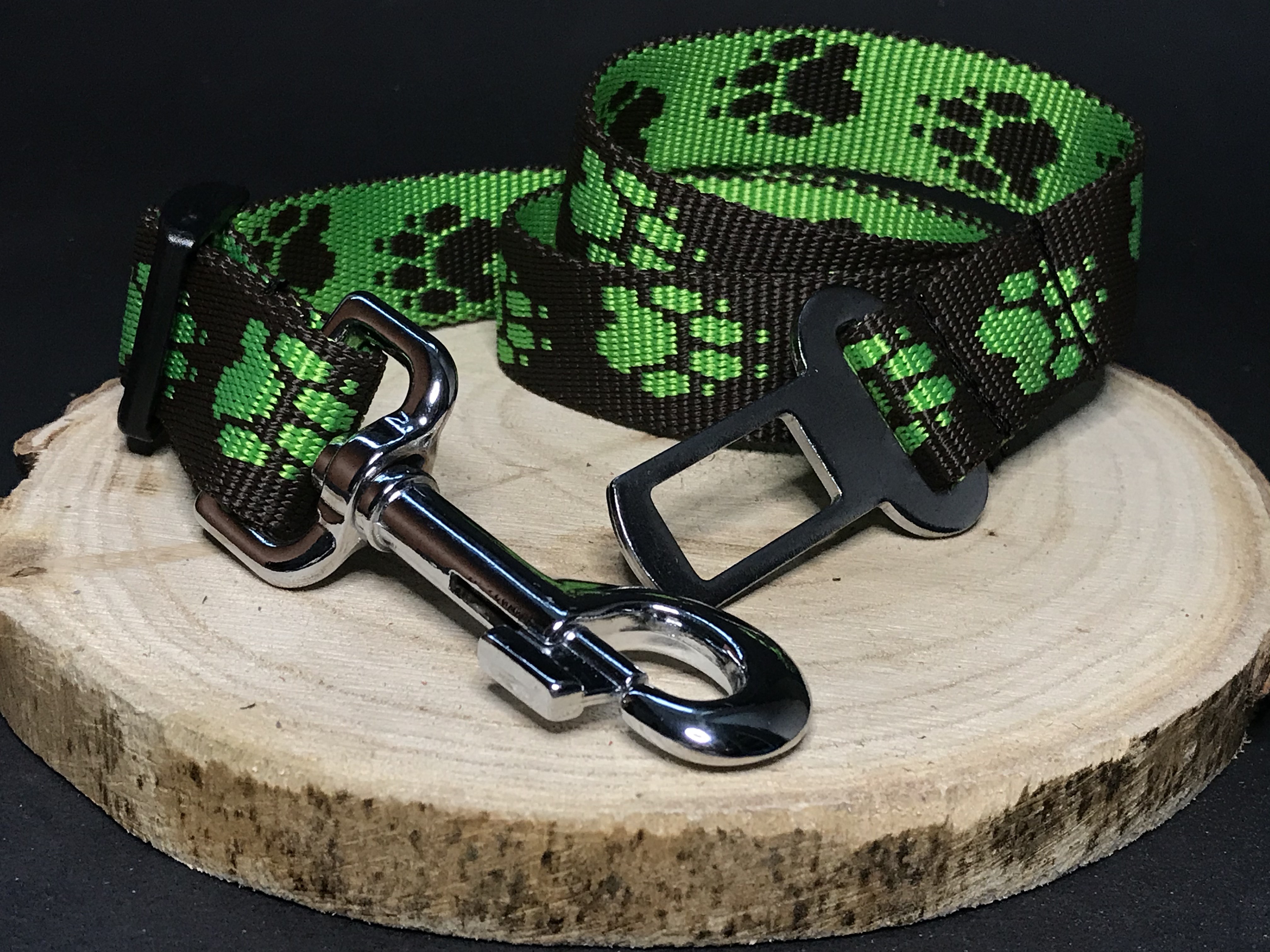 Palkar bezpečnostný pás do auta pre veľké psy 65 cm x 25 mm hnedo-zelená s labkami