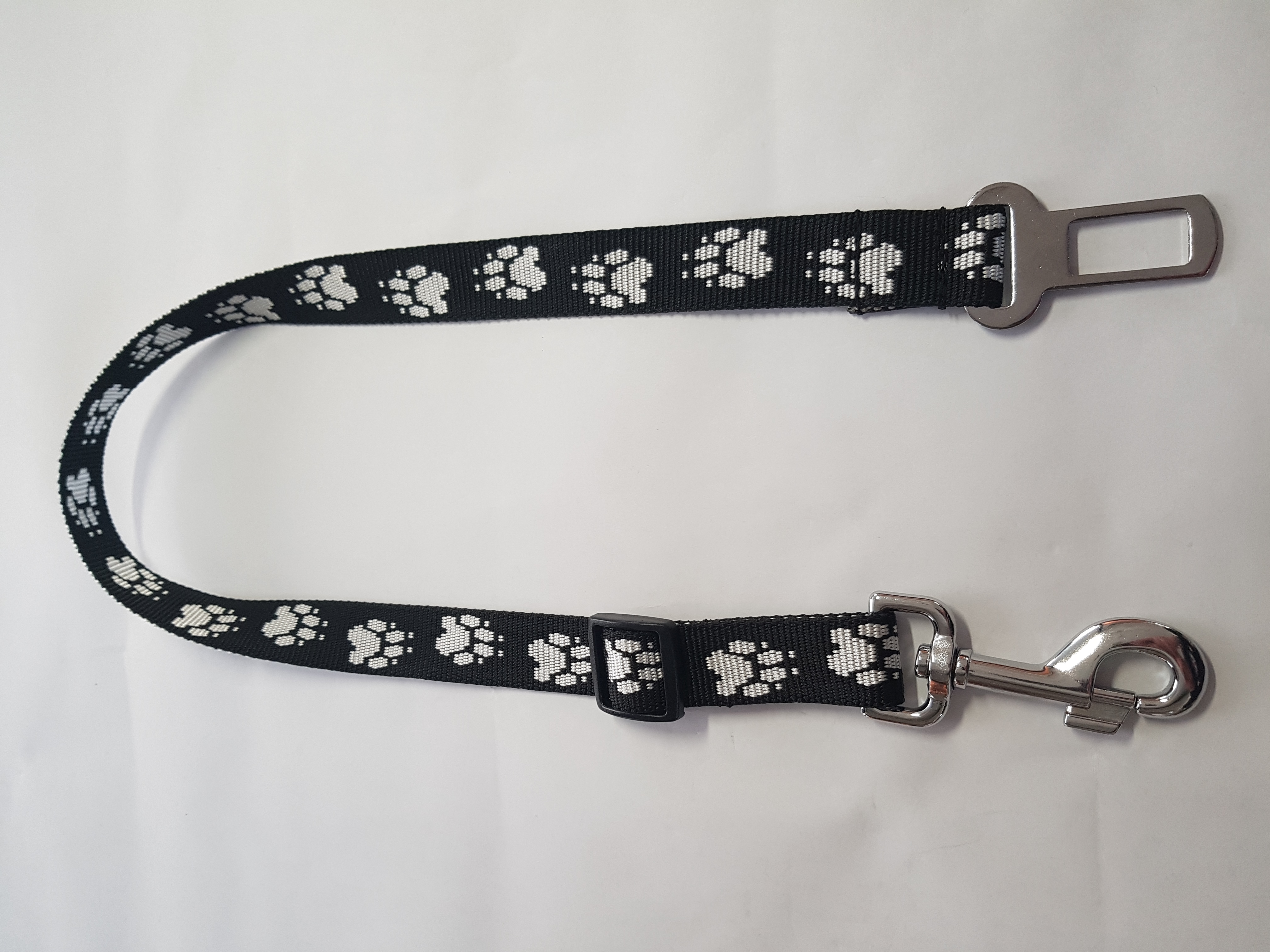 Palkar bezpečnostný pás do auta pre veľké psy 65 cm x 25 mm čierno-biela s labkami