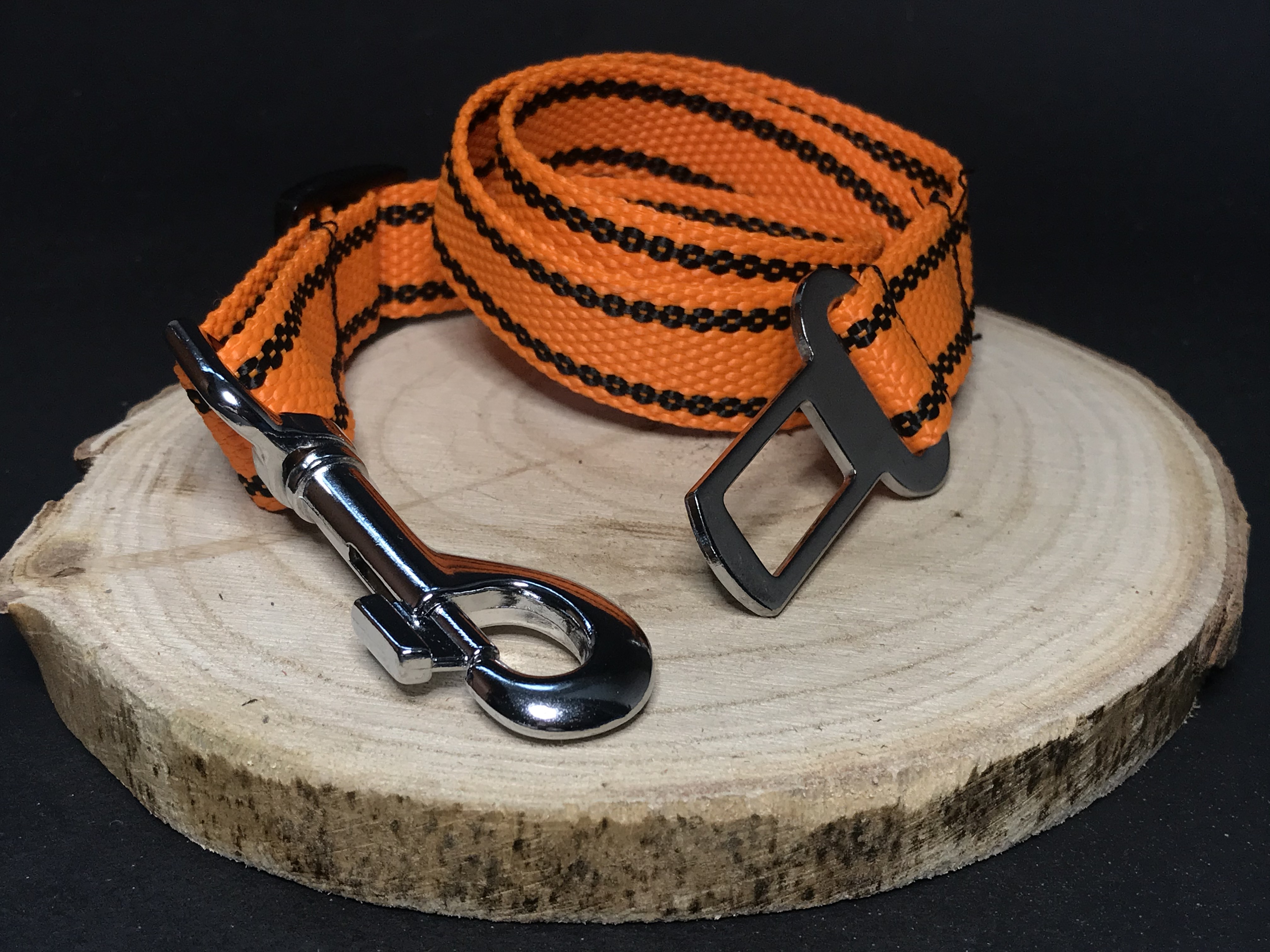 Palkar bezpečnostný pás do auta pre veľké psy 65 cm x 25 mm oranžová s páskami