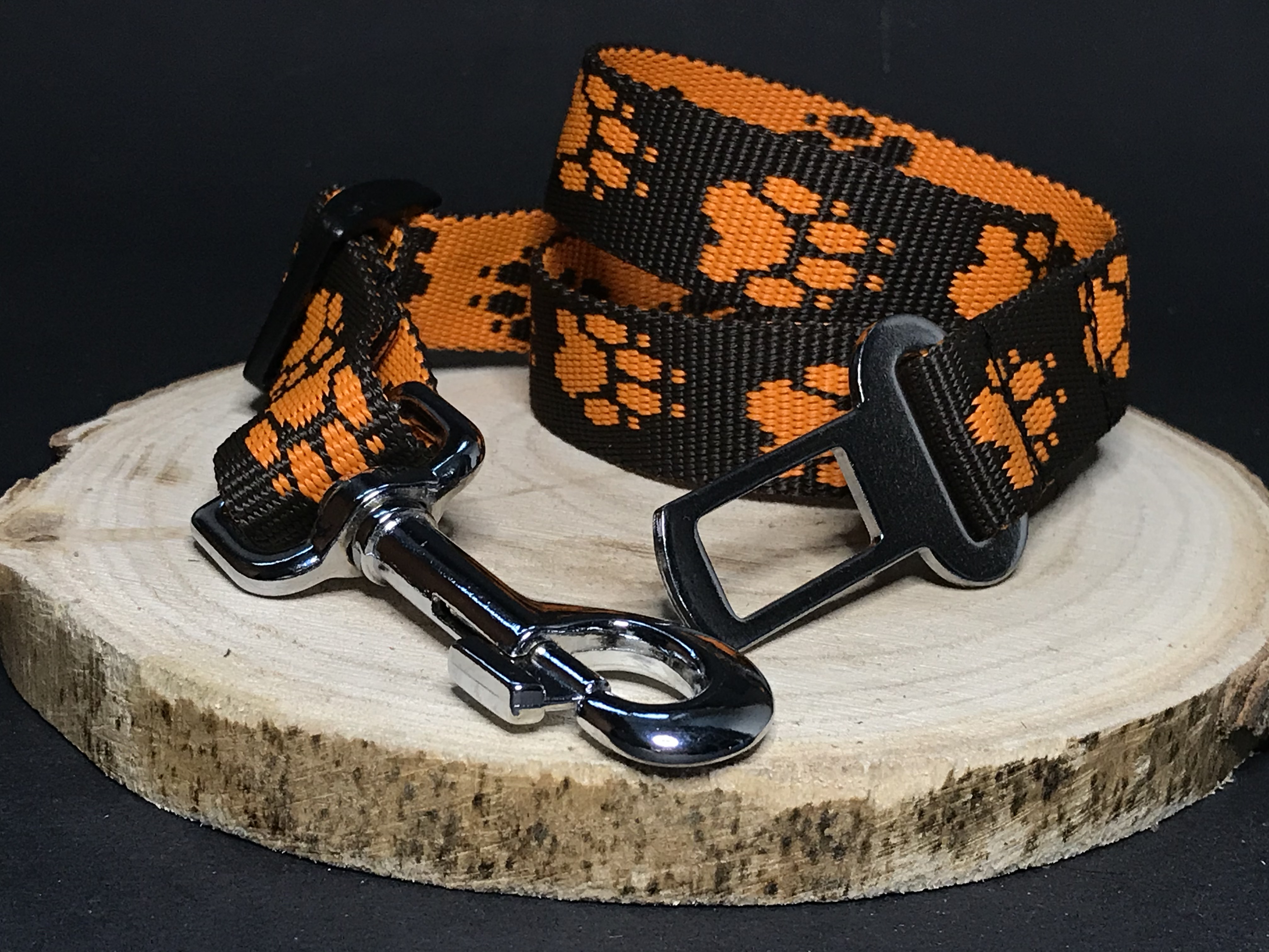 Palkar bezpečnostný pás do auta pre veľké psy 65 cm x 25 mm hnedo-oranžová s labkami