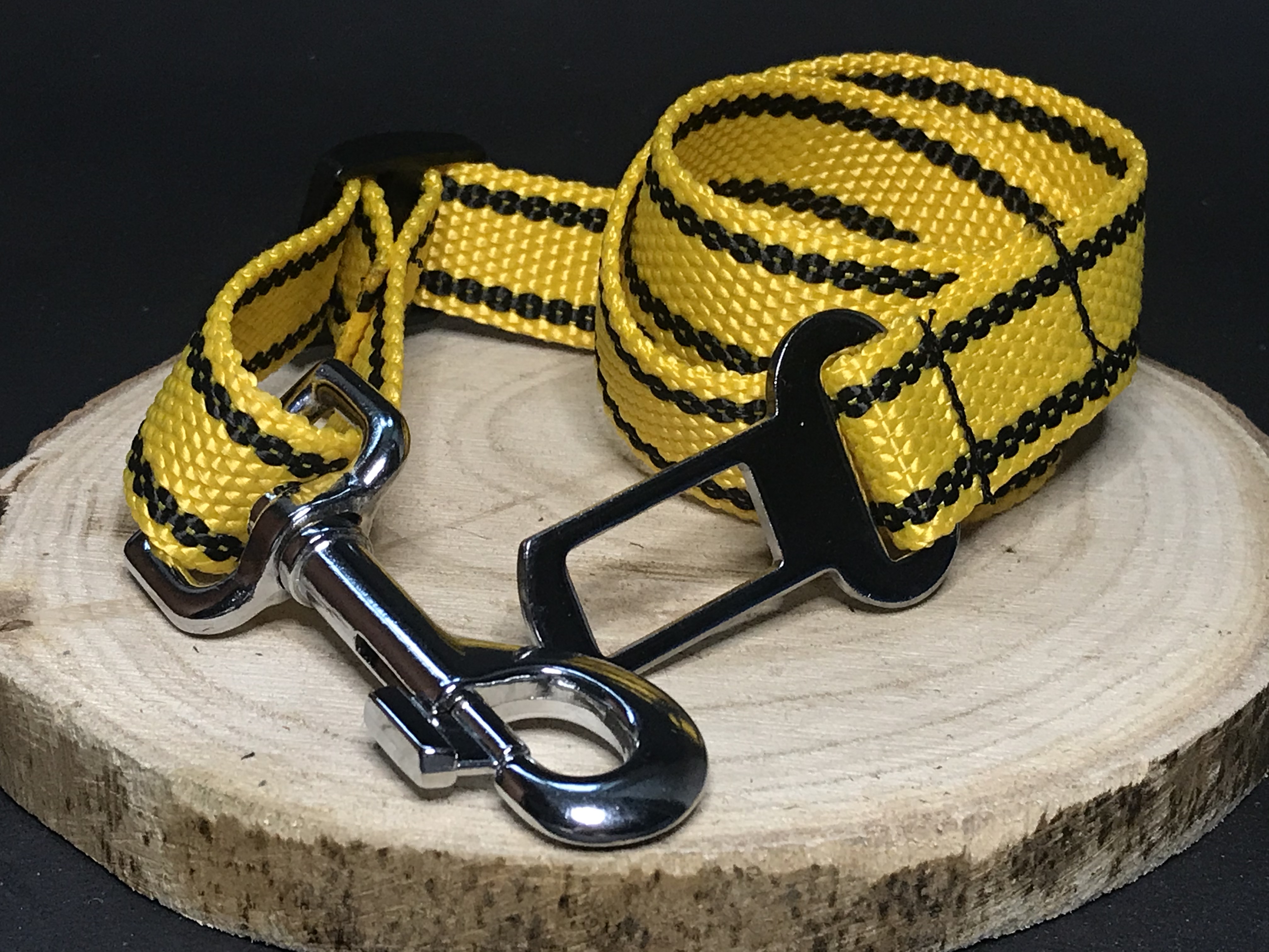 Palkar bezpečnostný pás do auta pre veľké psy 65 cm x 25 mm žltá s páskami