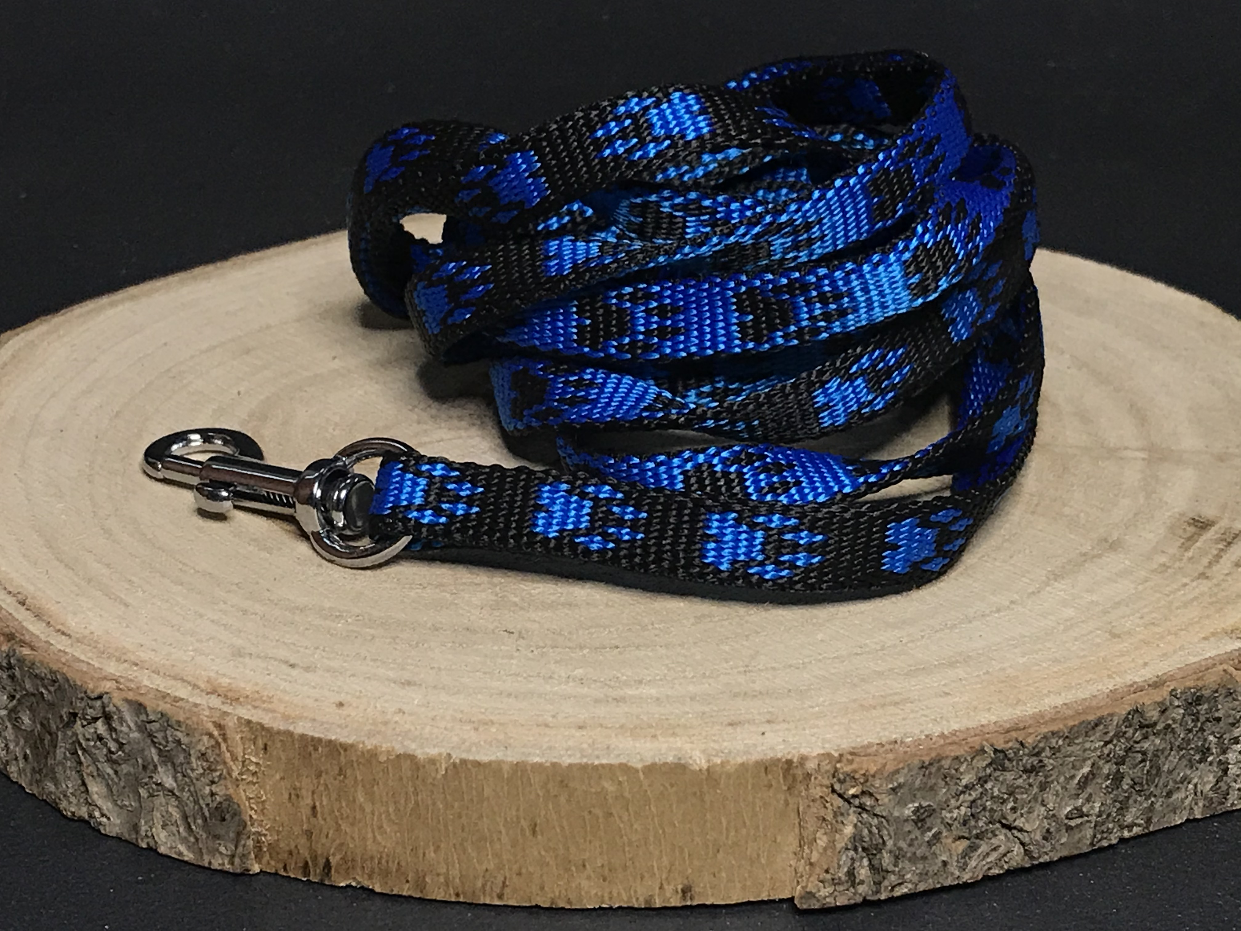 Palkar vodítko z popruhu pre psov 150 cm x 10 mm čierno-modrá s labkami