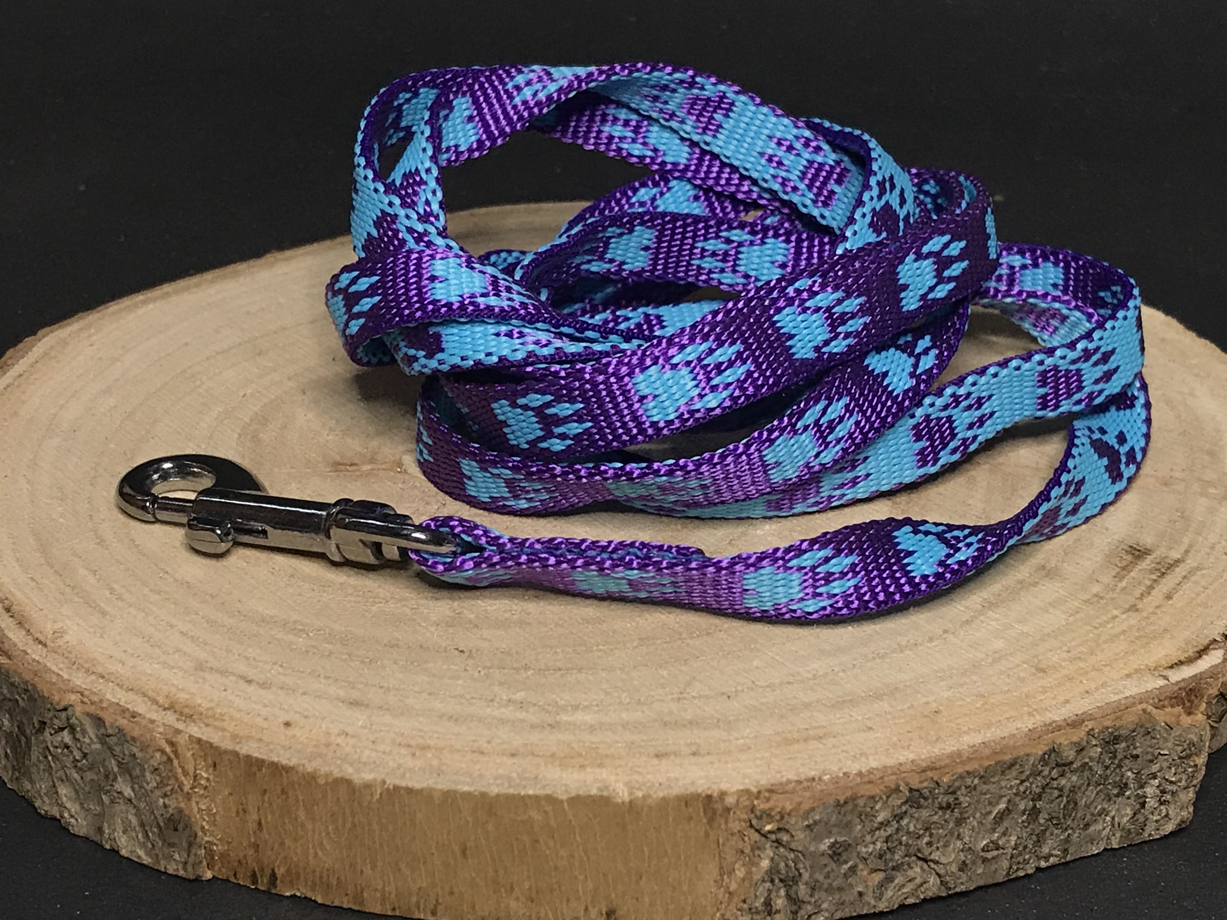 Palkar vodítko z popruhu pre psov 150 cm x 10 mm modro-fialová s labkami