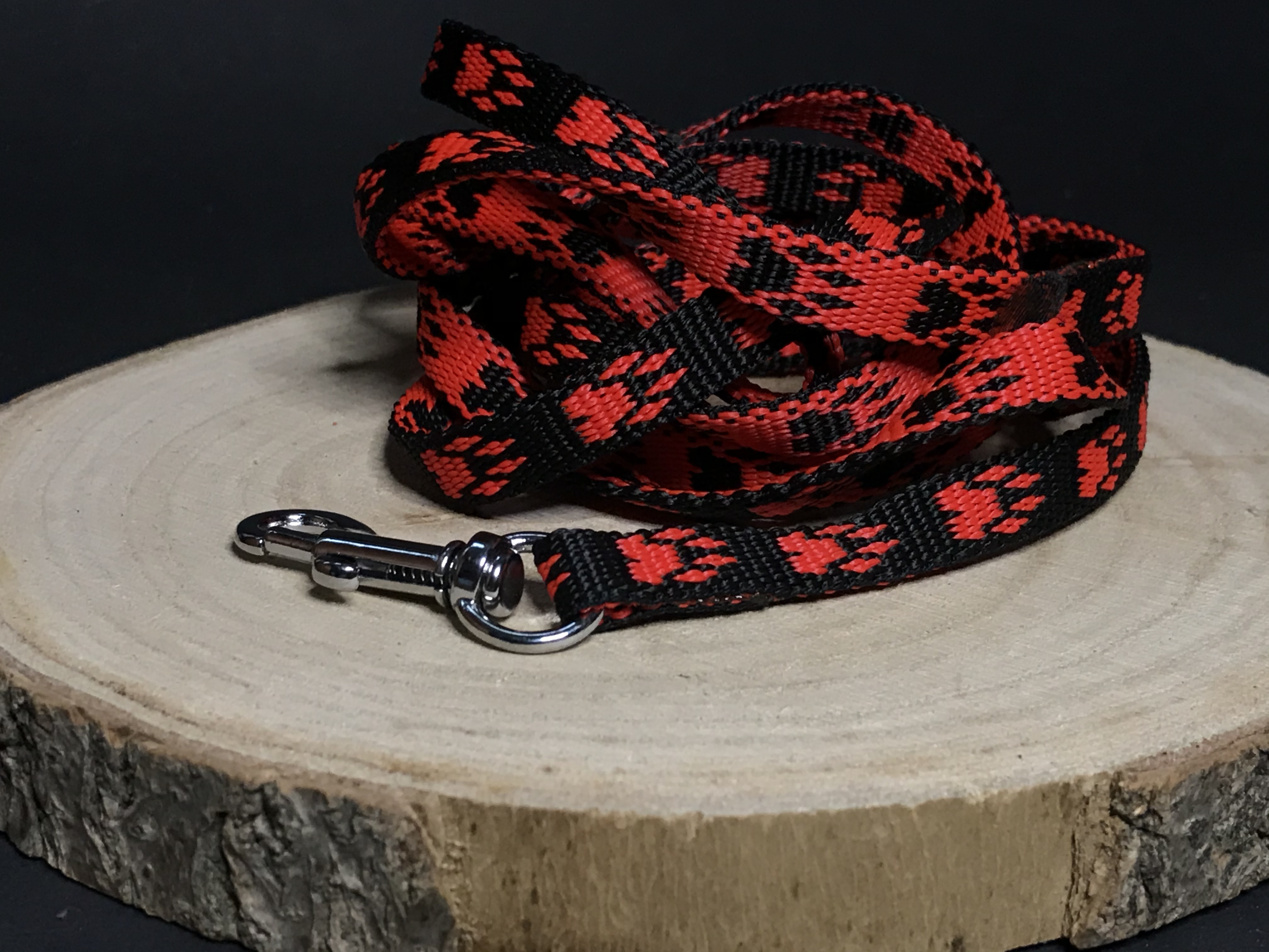 Palkar vodítko z popruhu pre psov 150 cm x 10 mm čierno-červená s labkami