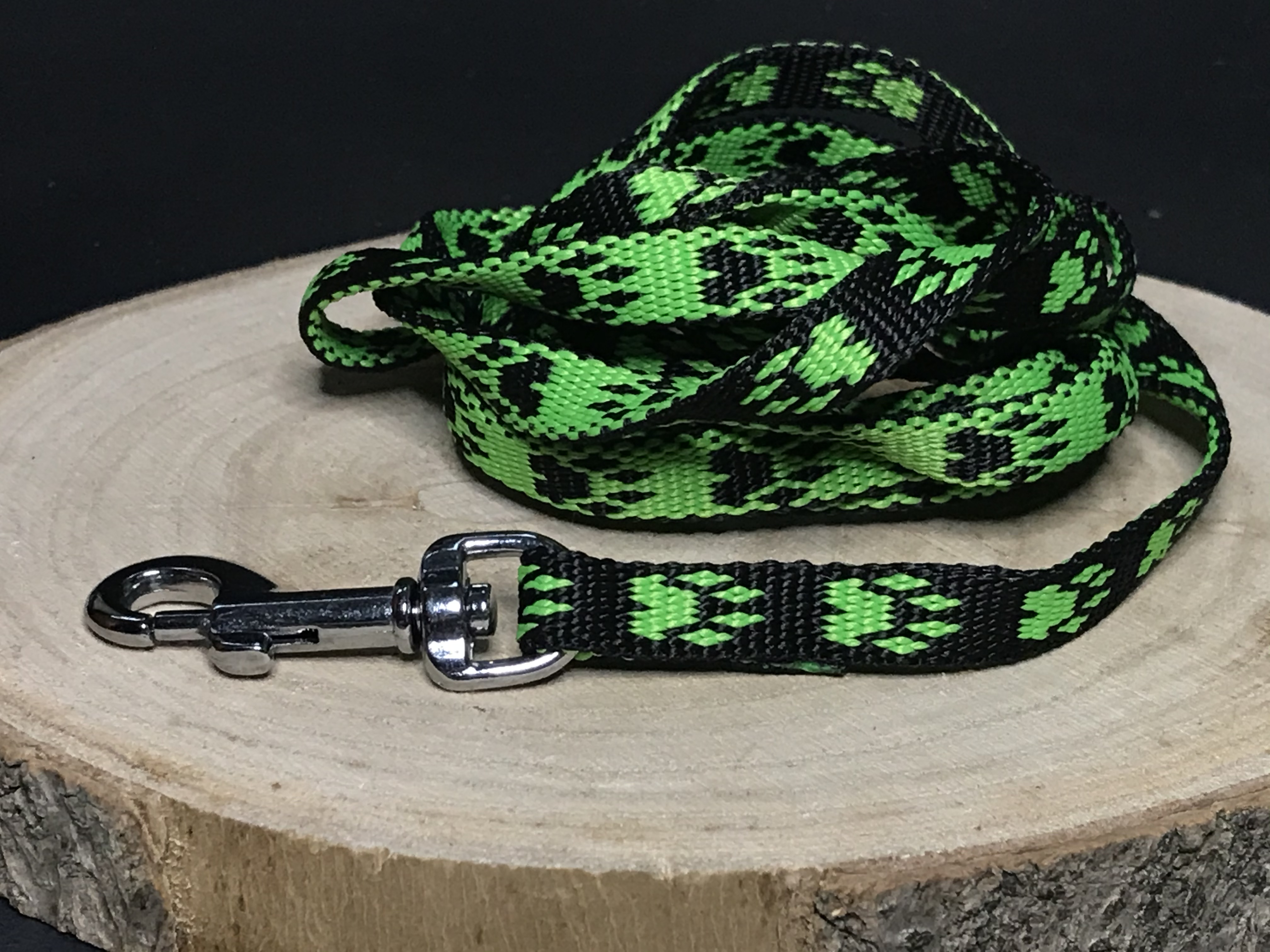 Palkar vodítko z popruhu pre psov 150 cm x 10 mm čierno-zelená s labkami