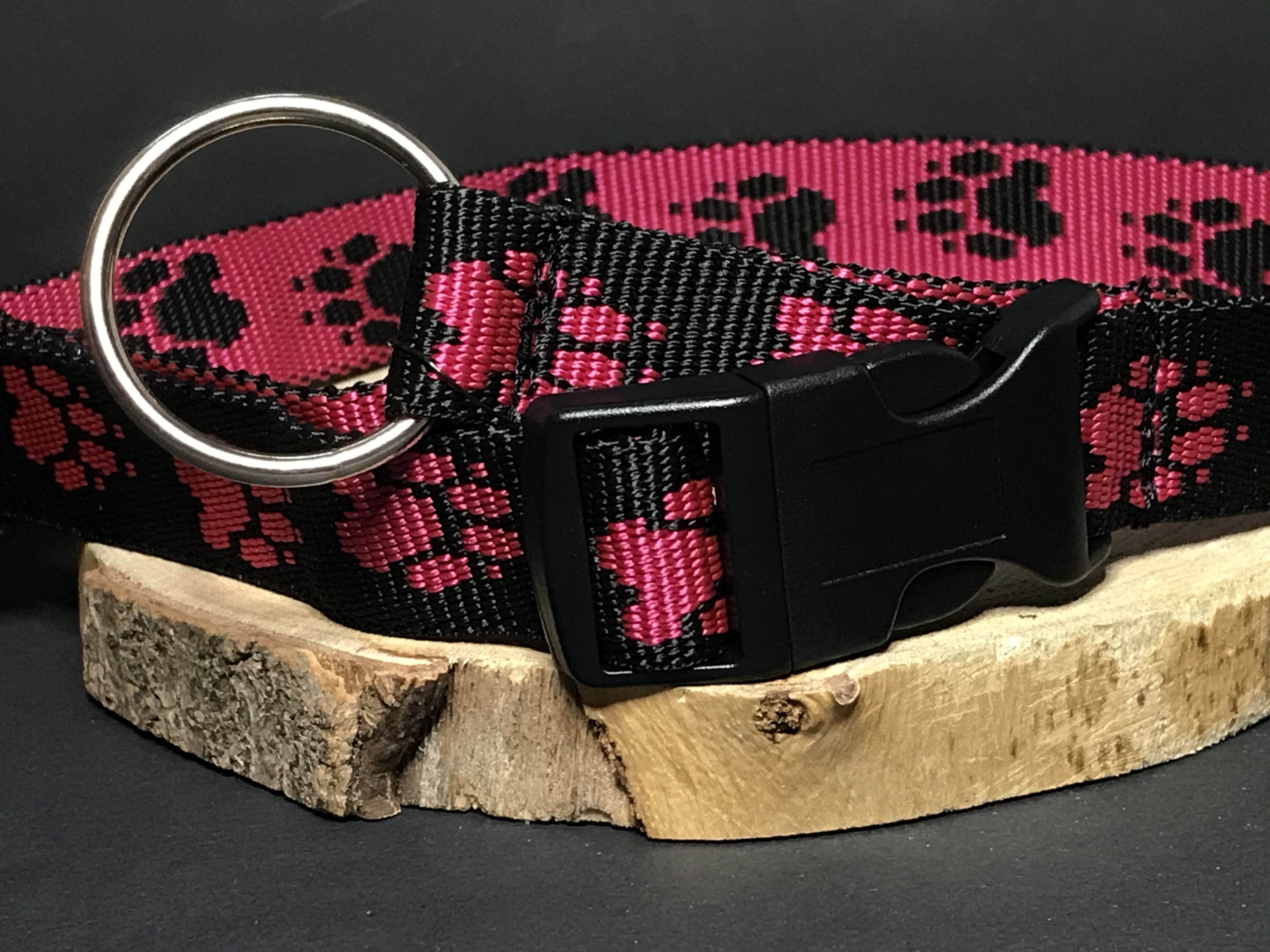 Palkar obojok z popruhu pre psov 65 cm x 25 mm čierno-ružová s labkami