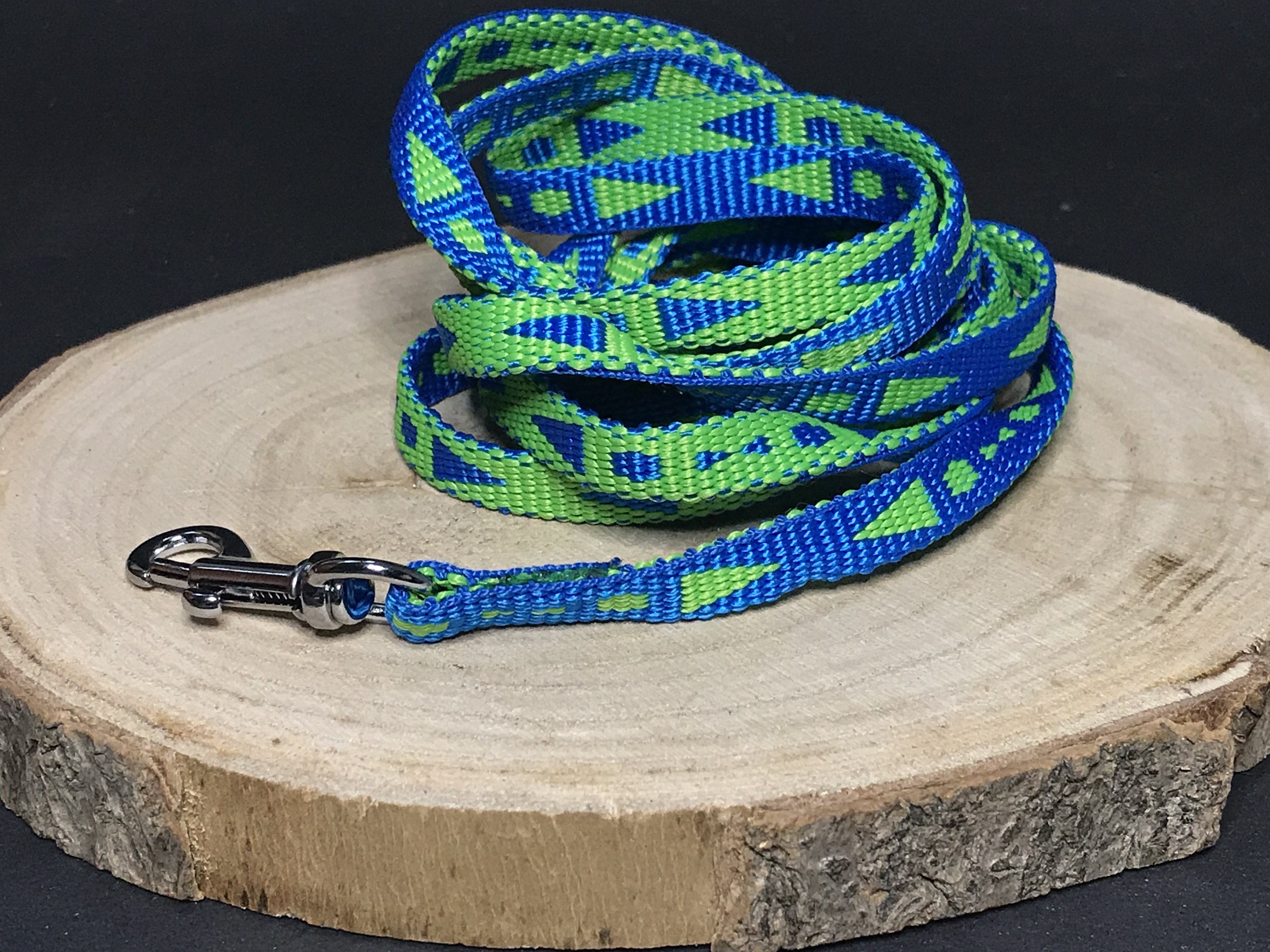Palkar vodítko z popruhu pre psov 150 cm x 10 mm modro-zelená s šípkami