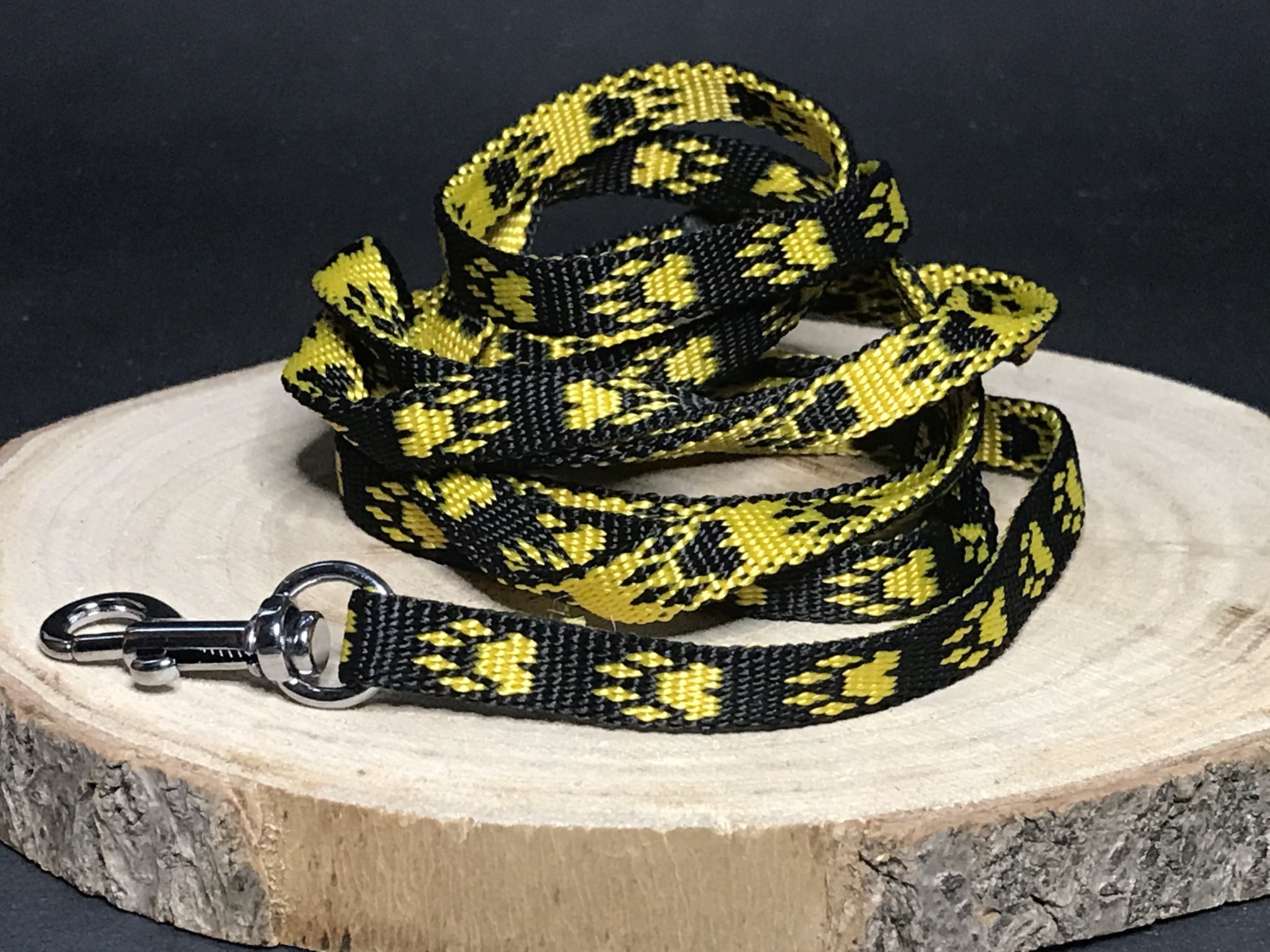 Palkar vodítko z popruhu pre psov 150 cm x 10 mm čierno-žltá s labkami