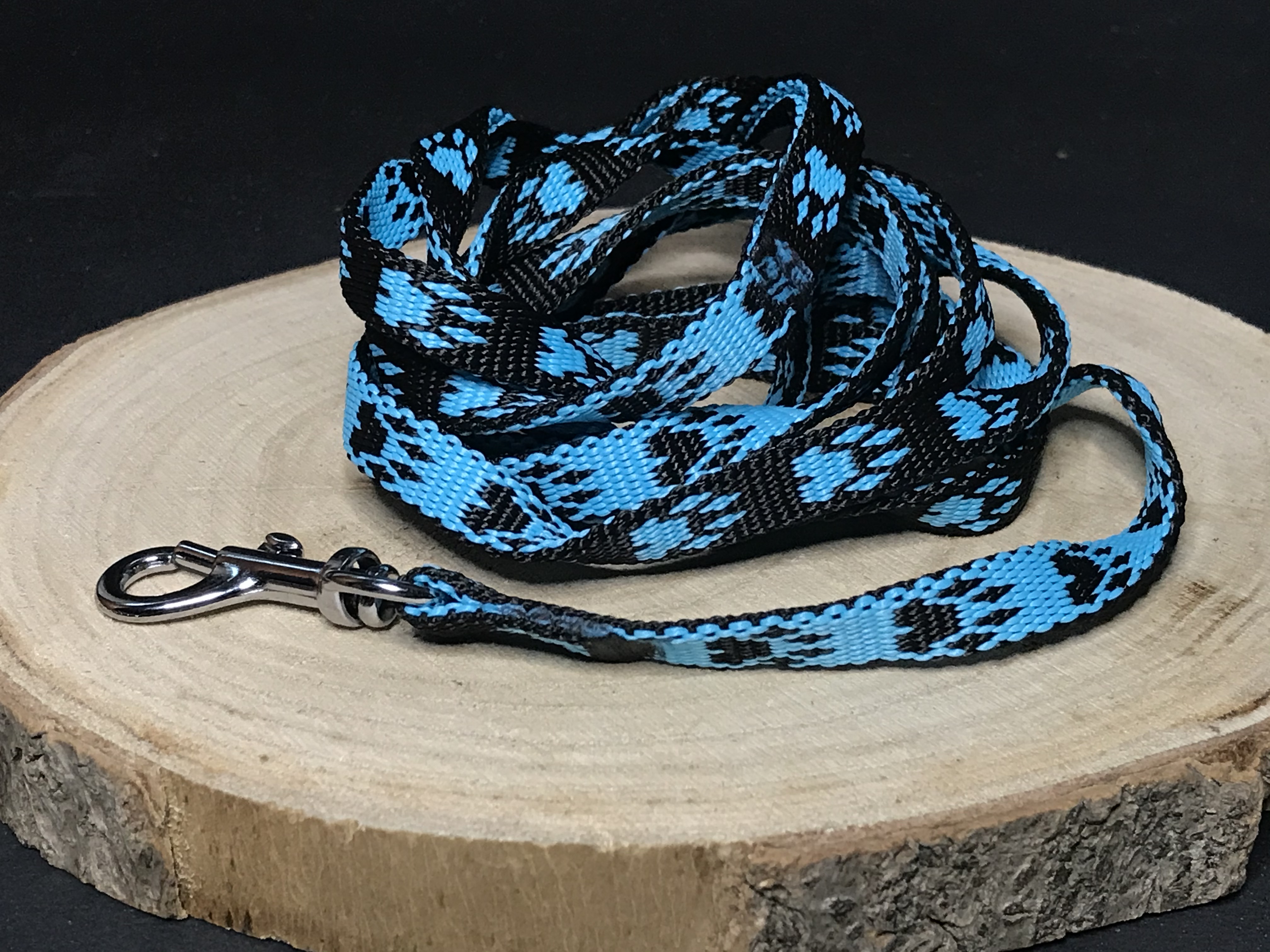 Palkar vodítko z popruhu pre psov 150 cm x 10 mm čierno-svetlo modrá s labkami
