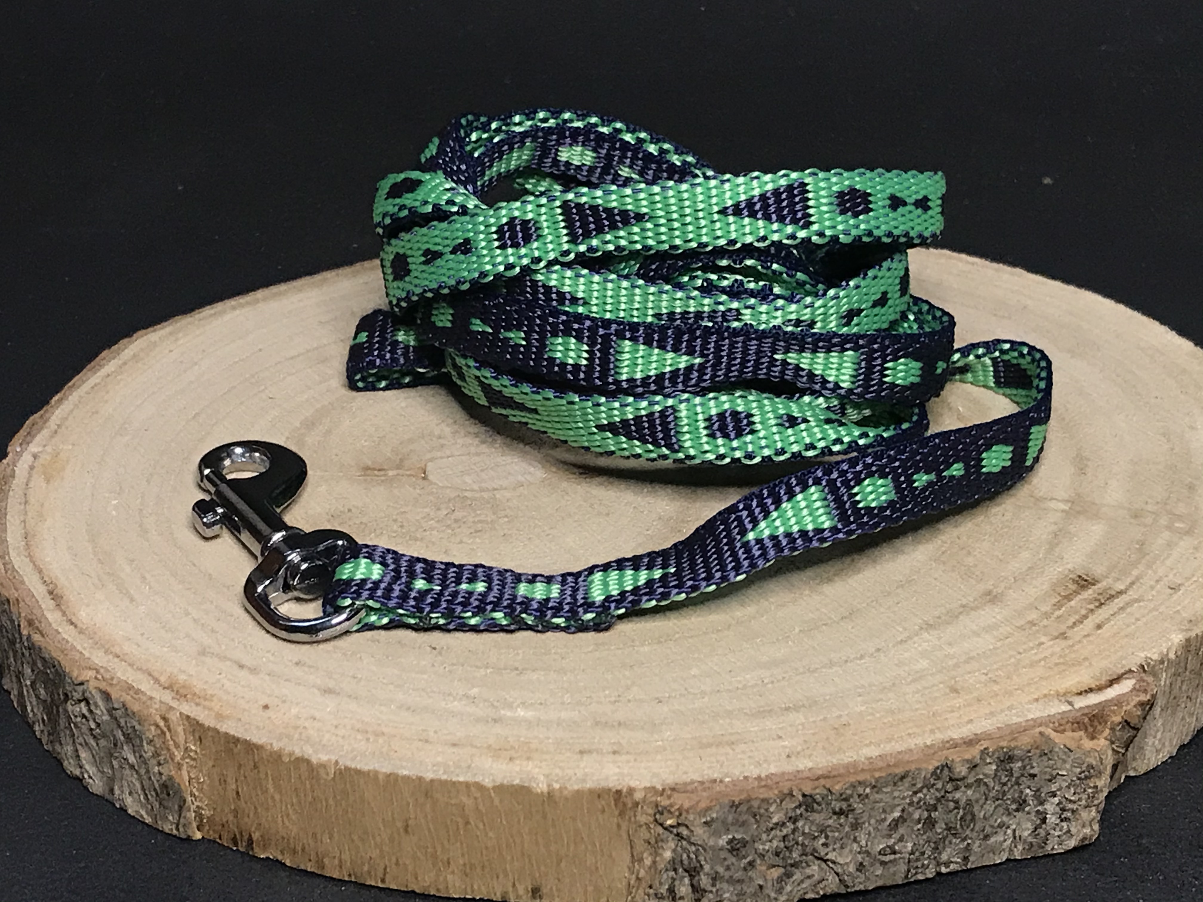 Palkar vodítko z popruhu pre psov 150 cm x 10 mm modro-zelená s šípkami