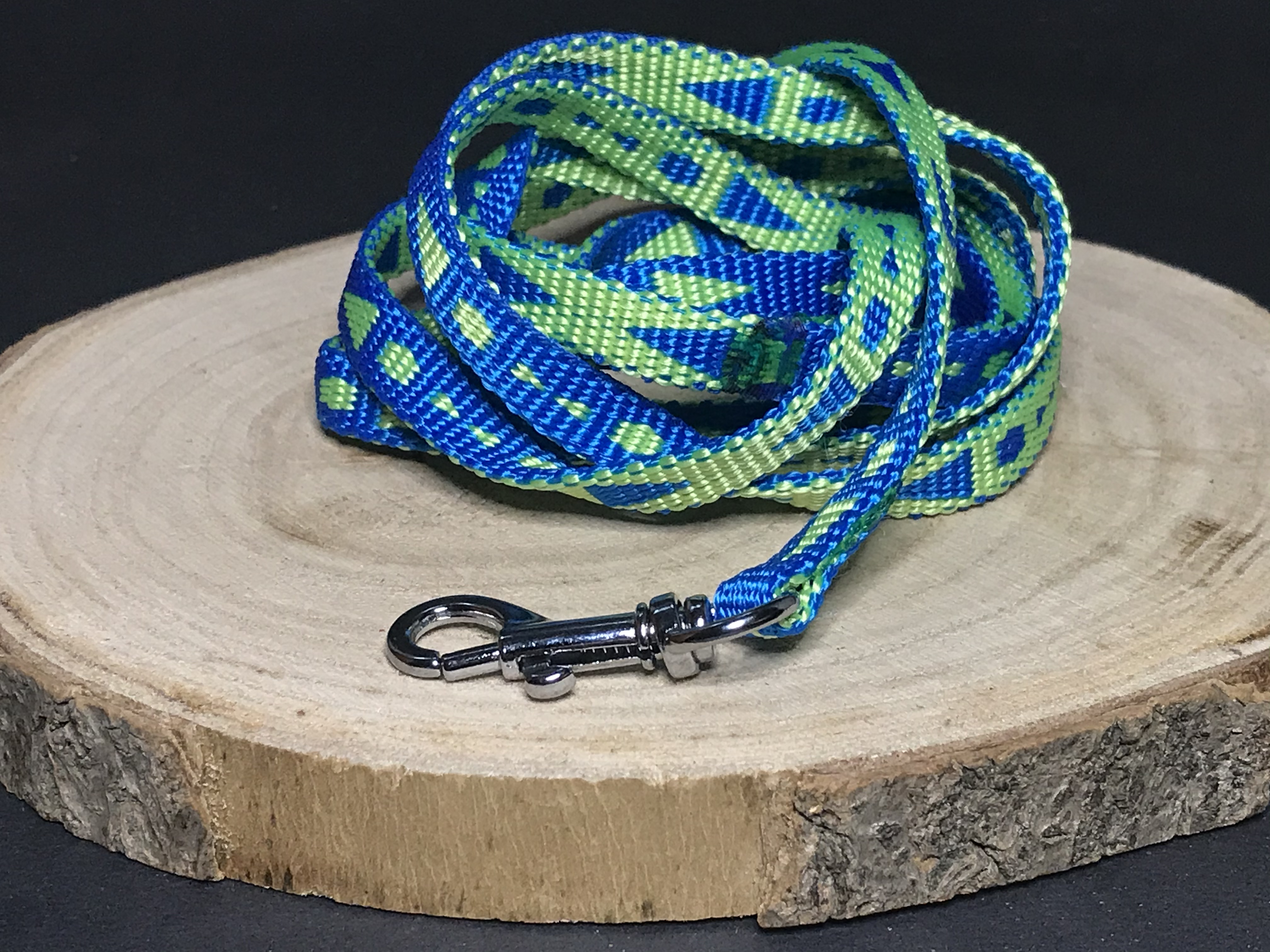 Palkar vodítko z popruhu pre psov 150 cm x 10 mm modro-žltá s šípkami