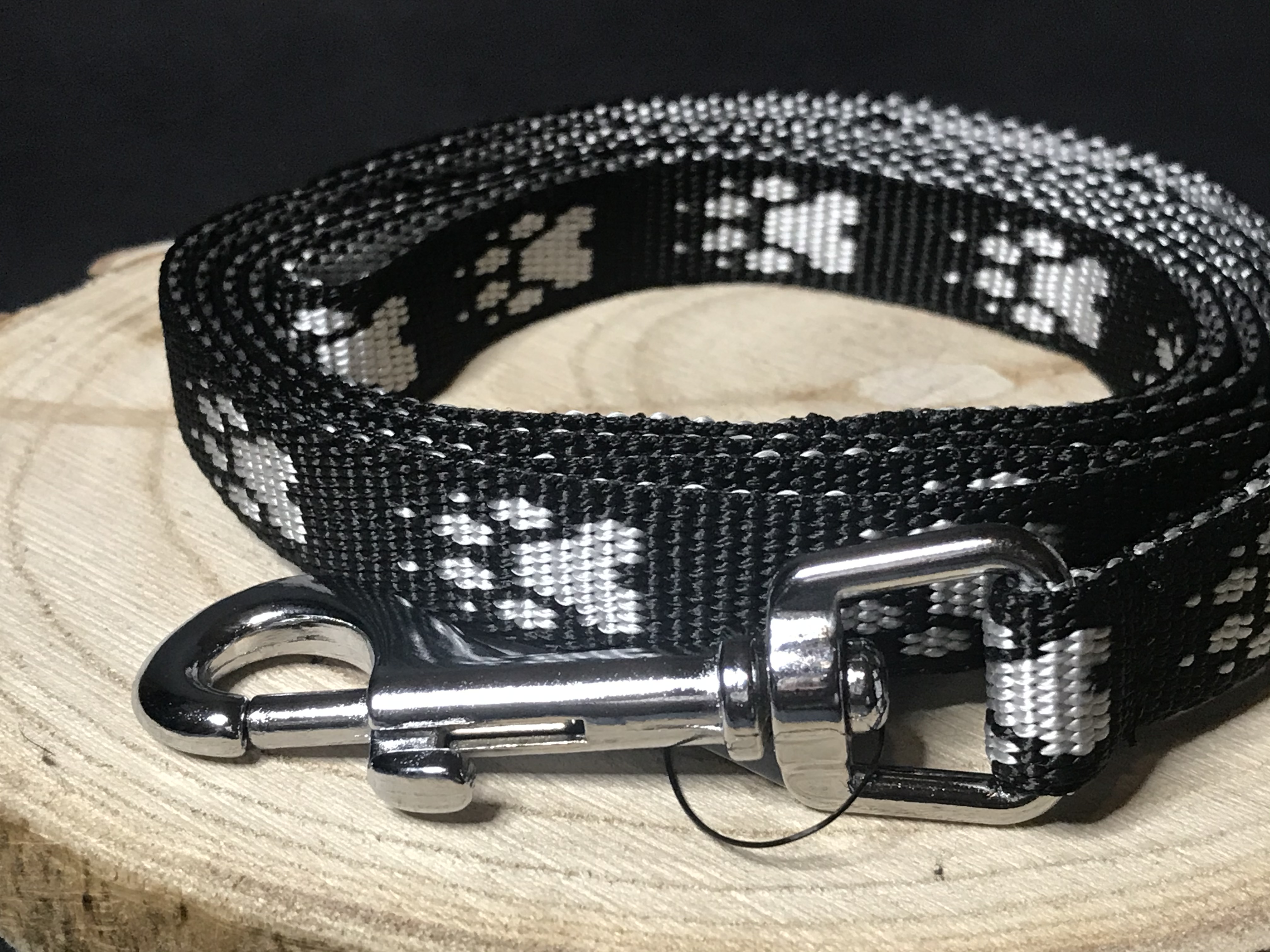 Palkar vodítko z popruhu pre psov 150 cm x 16 mm čierno-biela s labkami