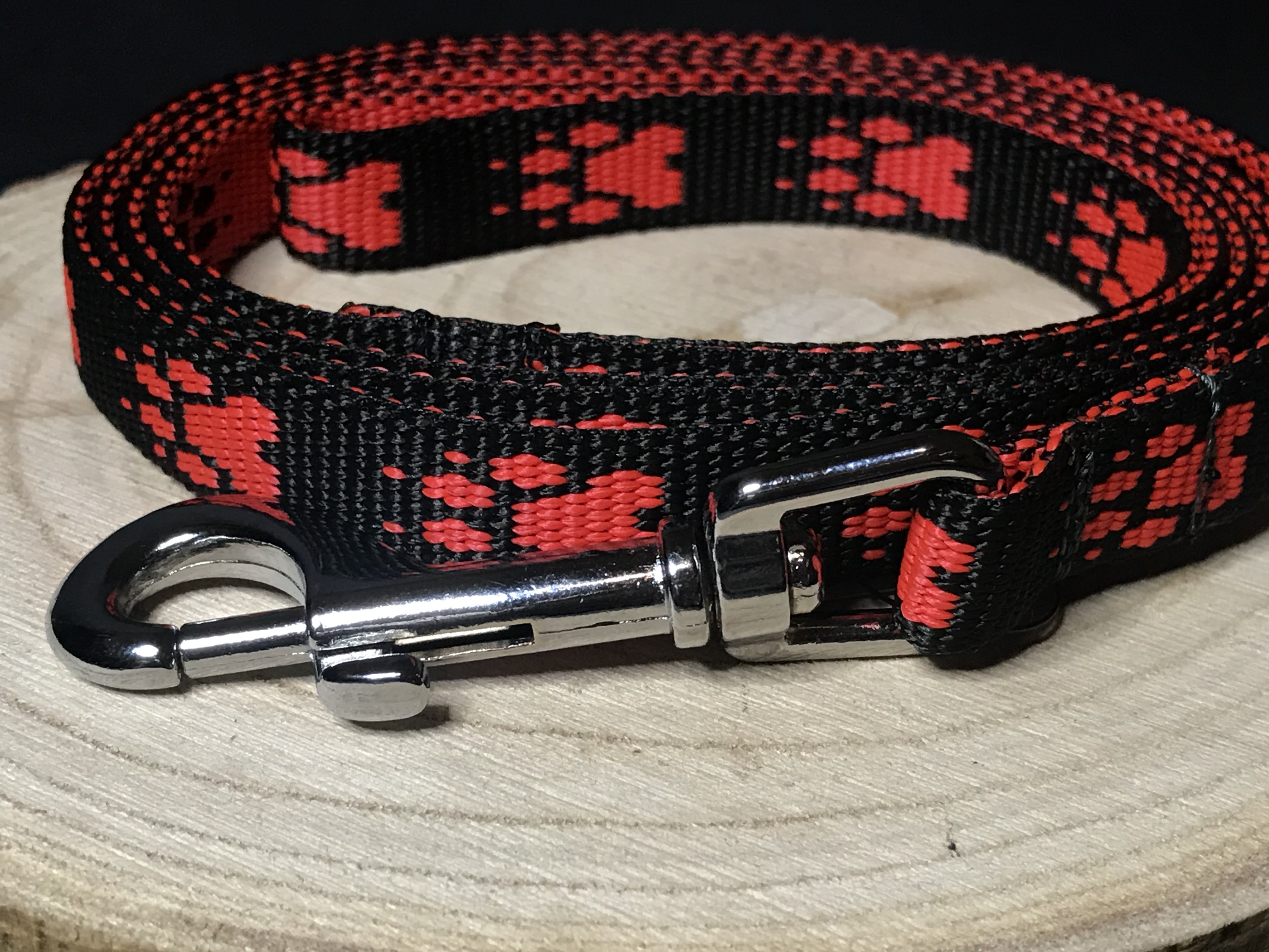 Palkar vodítko z popruhu pre psov 150 cm x 16 mm černo-červená s labkami